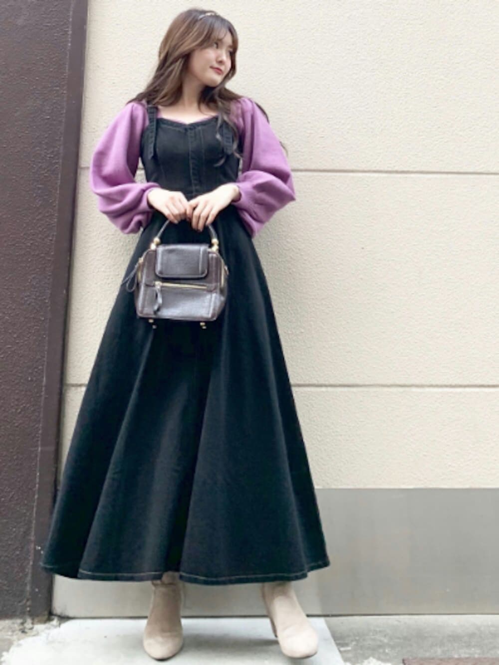 「ワンピース、ジャンパースカート、デニム、ニット、パープル、休日スタイル、ショルダーバッグ、ショートブーツ、ootd、archives」｜「archivesのバックレースアップデニムジャンスカ（ジャンパースカート、ブラック系）」を使った、archivesさん（レディース・158cm）の秋コーディネートの1枚目の写真