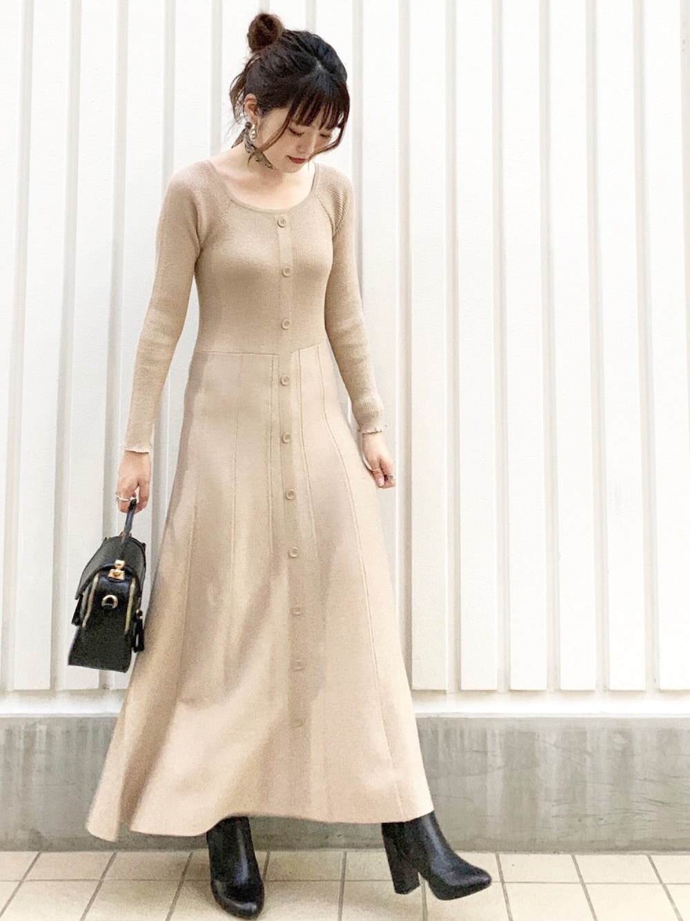「オトナカジュアル、秋のコーデ、秋色、ootd、ワンピース、ニットワンピース、ショートブーツ、アルシーヴ(archives)、archives」｜「archivesのラメ二重臼ニットワンピース（ワンピース、ベージュ系）」を使った、archivesさん（レディース・158cm）の秋コーディネートの1枚目の写真