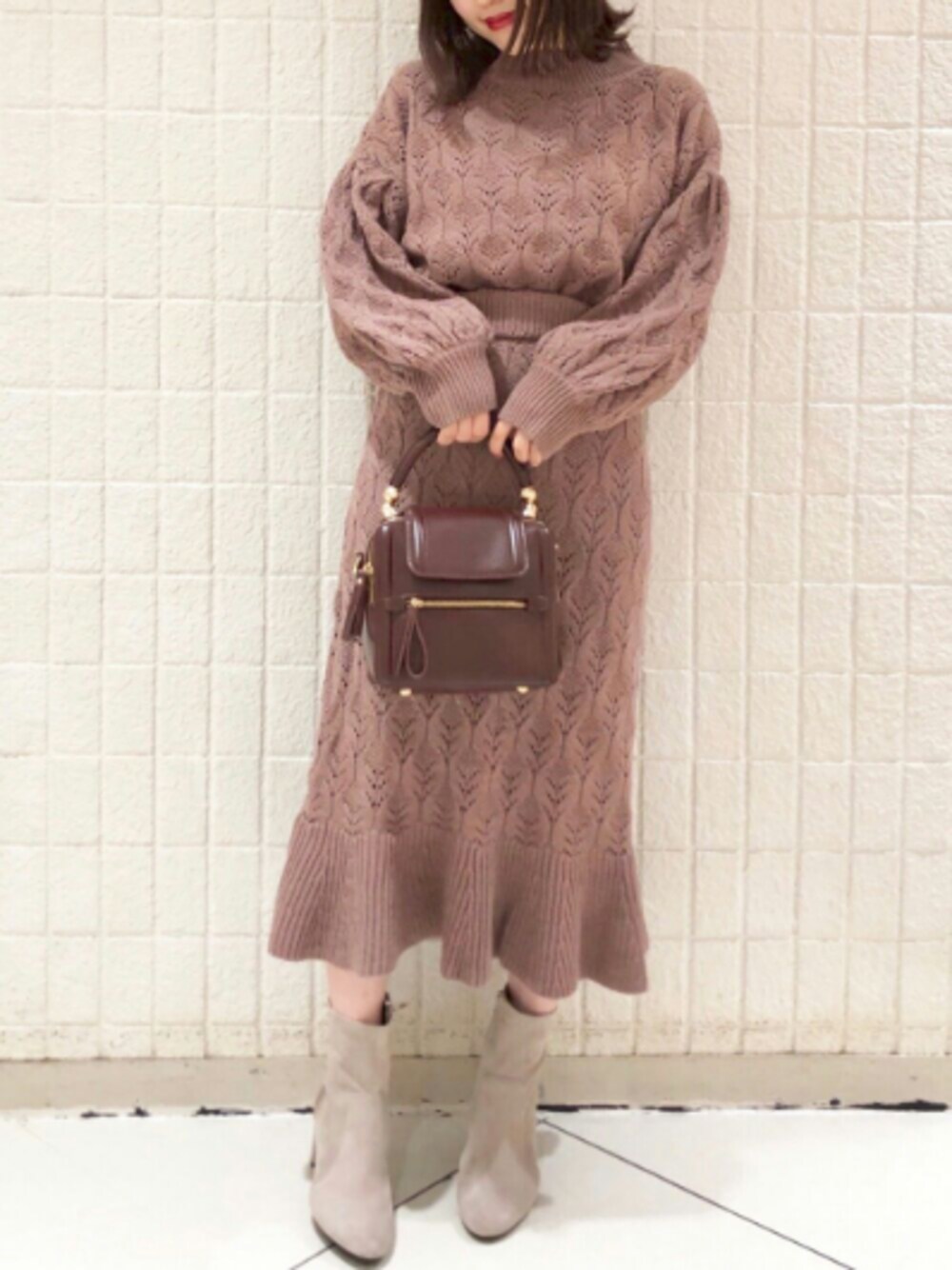 「セットアップ、ニット、ピンク、ボリューム袖、マーメイドスカート、ショルダーバッグ、ショートブーツ、ootd、オトナ女子、archives」｜「archivesの【setupにも】アイレット柄マーメイドスカート（スカート、ピンク系）」を使った、archivesさん（レディース・158cm）の秋コーディネートの1枚目の写真