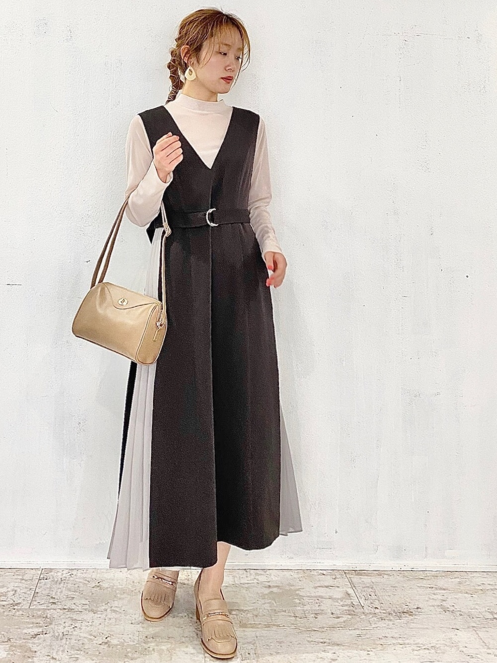 「ワンピース、ジャンスカ、春コーデ、ハイネック、休日スタイル、レイヤードスタイル、ootd、オトナ女子、archives」｜「archivesのサイドプリーツジャンスカ（ジャンパースカート、グレー系）」を使った、archivesさん（レディース・158cm）の冬コーディネートの1枚目の写真
