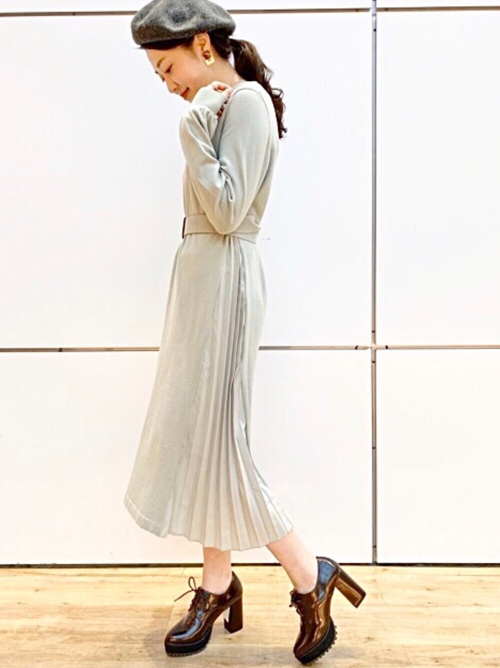 「カジュアル、春コーデ、ベーシック、フェミニン、ワンピース、グリーン、パステルカラー、アルシーヴ(archives)、archives」｜「archivesのベルト付サイドプリーツニットワンピース（ワンピース、グリーン系）」を使った、archivesさん（レディース・158cm）の冬コーディネートの1枚目の写真