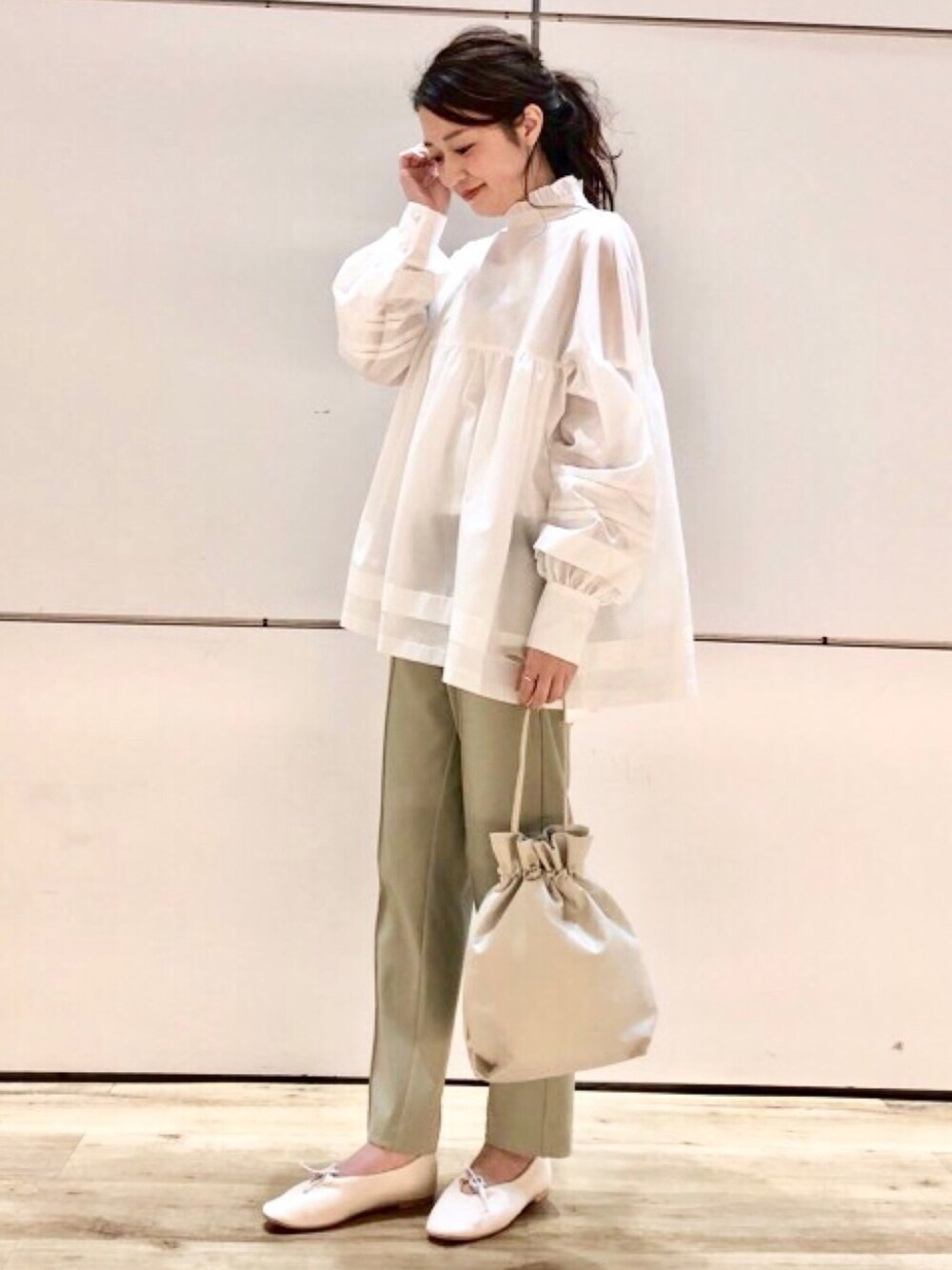「春コーデ、オトナカジュアル、春服、パンツスタイル、ブラウス、グリーン、パンプス、巾着バッグ、アルシーヴ(archives)、archives」｜「archivesのハイネックフレア2wayブラウス（シャツ/ブラウス、ホワイト系）」を使った、archivesさん（レディース・158cm）の冬コーディネートの1枚目の写真