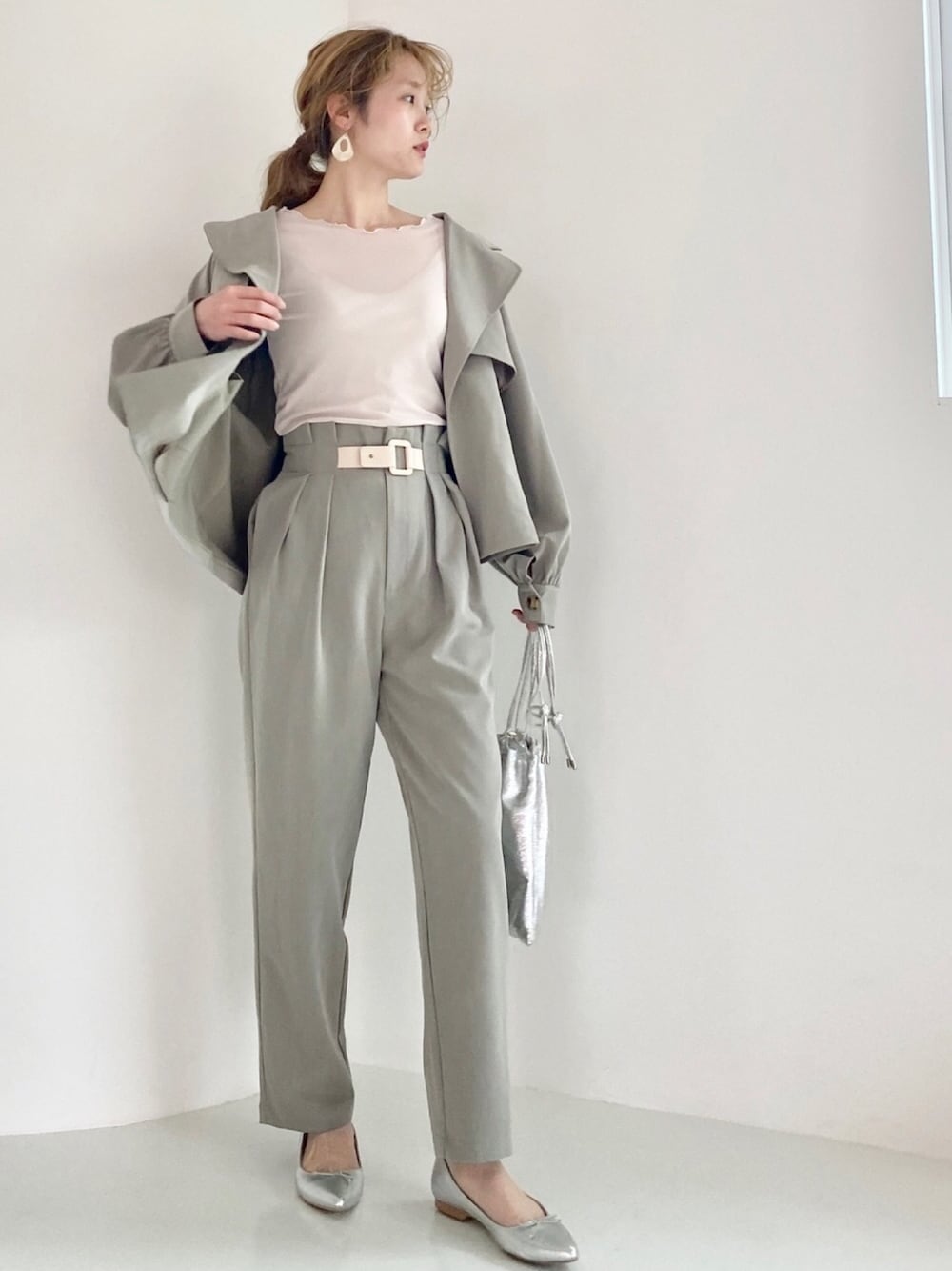 「セットアップ、パンツスタイル、アウター、春、カジュアルコーデ、シンプル、カーキ、ootd、パンプス、archives」｜「archivesのショートトレンチブルゾン（SET）（ブルゾン、グリーン系）」を使った、archivesさん（レディース・158cm）の春コーディネートの1枚目の写真