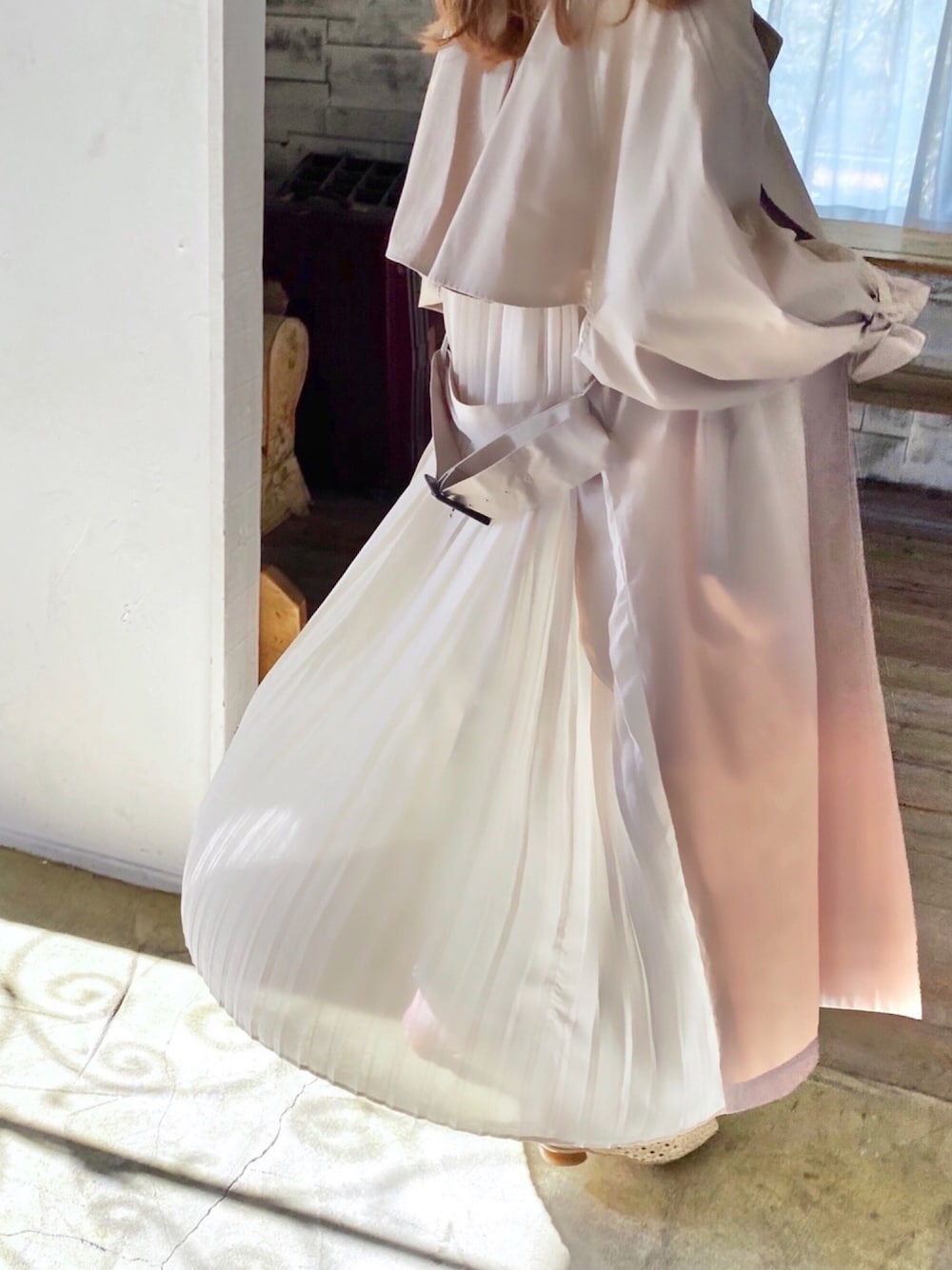 「パステル映える春、ビッグシルエット、トレンチコート、バックプリーツトレンチコート、休日スタイル、シンプルコーデ、スプリングコート、オトナカジュアル、きれいめカジュアル」｜「archivesのnewバックプリーツトレンチコート（トレンチコート、ベージュ系）」を使った、archivesさん（レディース・166cm）の春コーディネートの1枚目の写真