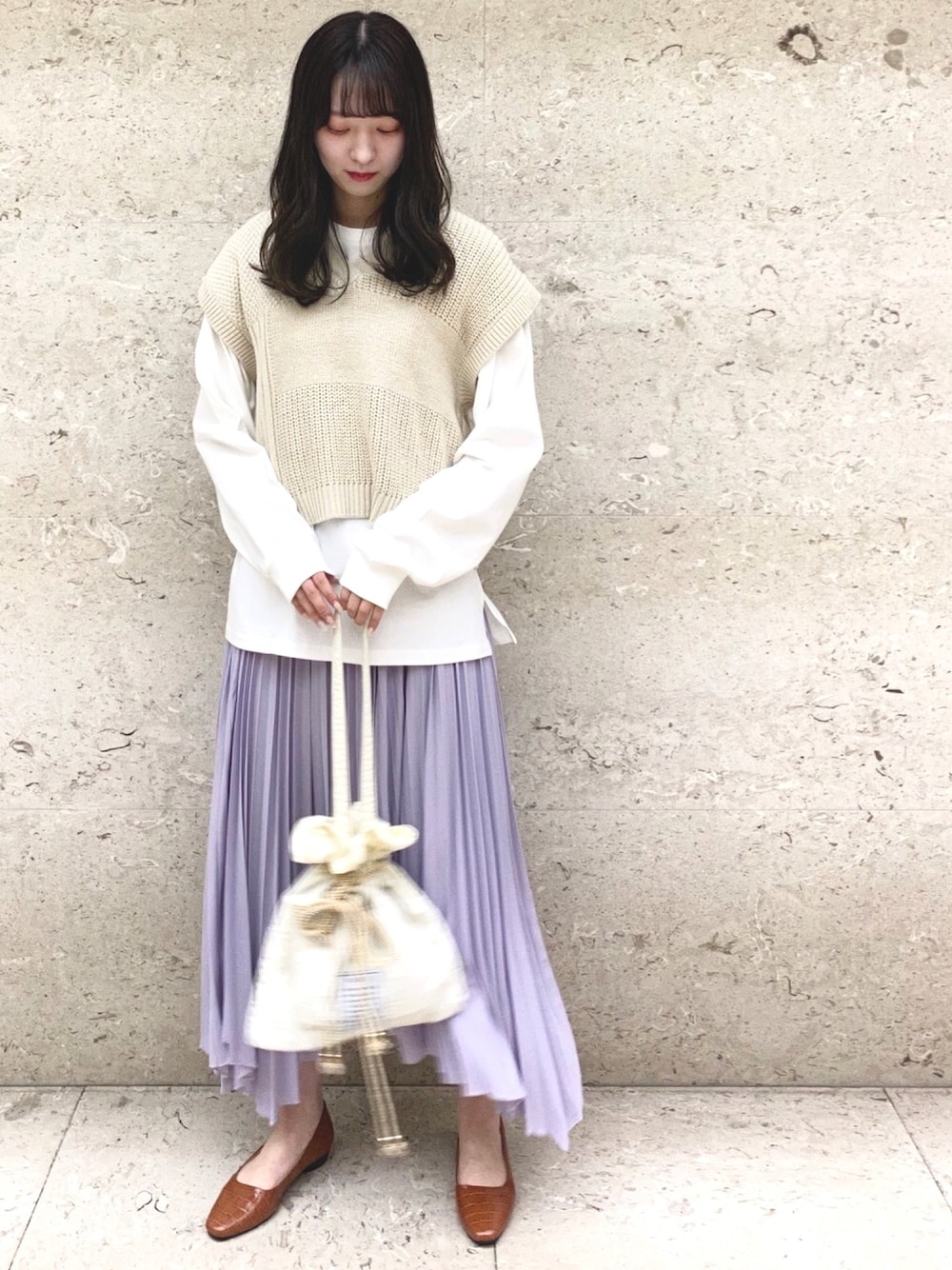 「オトナカジュアル、おしゃれさんと繋がりたい、春、キレイめ、ootd、春コーデ、オーバーサイズ、着回しコーデ、スカート、レイヤードスタイル」｜「archivesのニットベストロンTセット（Tシャツ/カットソー、ホワイト系）」を使った、archivesさん（レディース・166cm）の春コーディネートの1枚目の写真