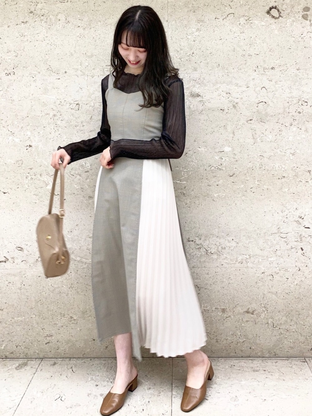 「休日スタイル、オトナ女子、シンプルコーデ、高身長コーデ、ワンピース、ジャンパースカート、もてコーデ、デートコーデ、プリーツワンピース、オトナカジュアル」｜「archivesのチェックサイドプリーツキャミワンピース（ワンピース、グレー系）」を使った、archivesさん（レディース・166cm）の春コーディネートの1枚目の写真