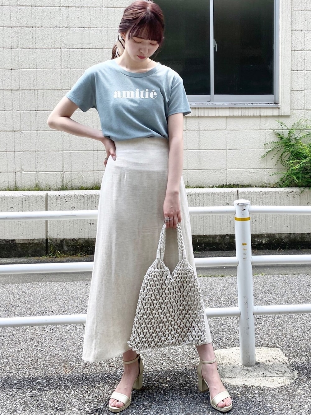 「きれいめカジュアル、夏コーデ、Tシャツ、大人カジュアル、麻、リネン、ご近所コーデ、高身長女子、高身長コーデ、サンダル」｜「archivesのロゴシアーT（Tシャツ/カットソー、ブルー系）」を使った、archivesさん（レディース・166cm）の春コーディネートの1枚目の写真