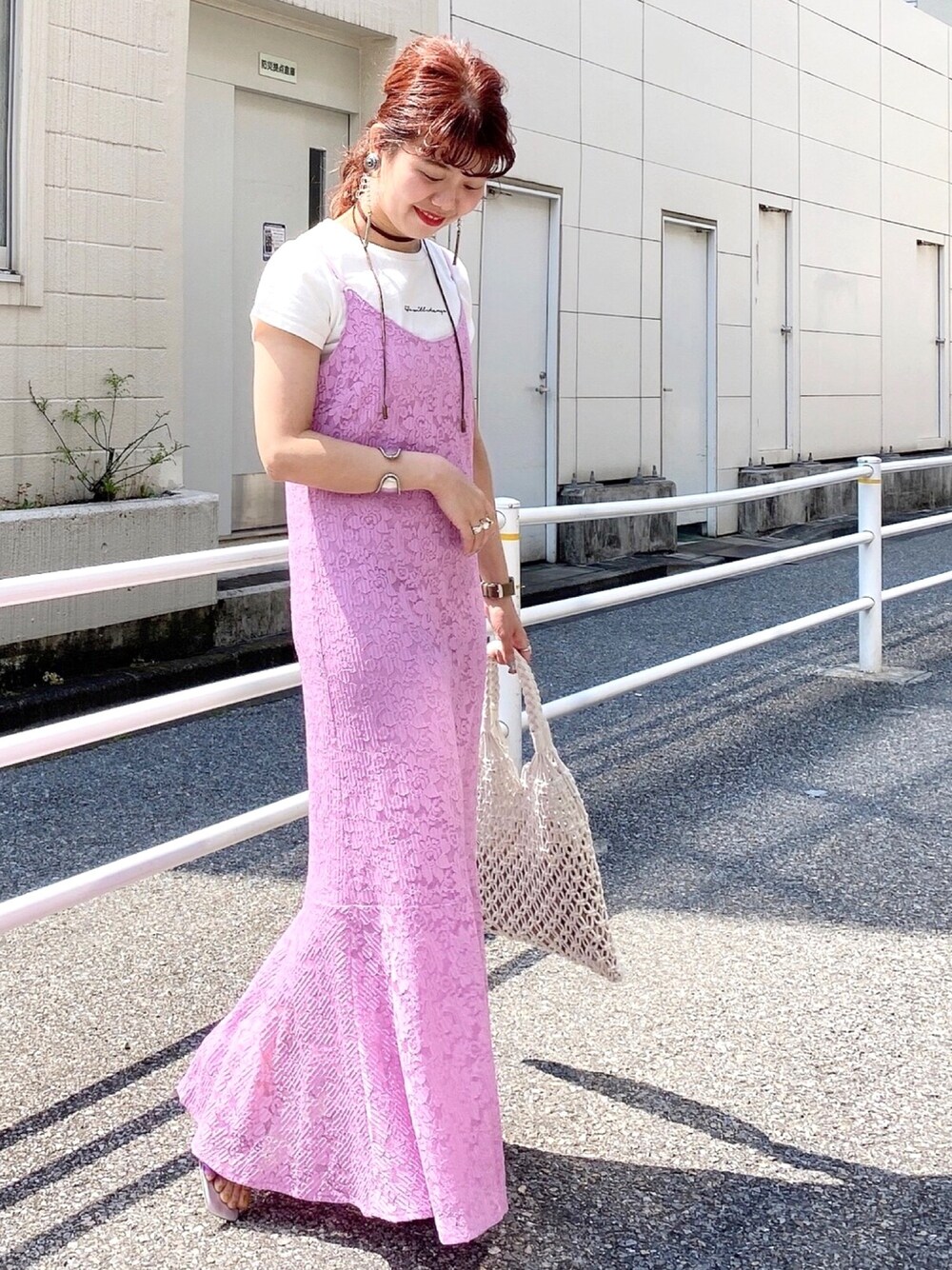 「夏コーデ、カジュアル、オトナカジュアル、シンプル、オトナ女子、白Tシャツ、大人女子、ロングワンピース、キャミワンピース、レイヤードスタイル」｜「archivesのレースキャミワンピース（ワンピース、パープル系）」を使った、archivesさん（レディース・157cm）の春コーディネートの1枚目の写真