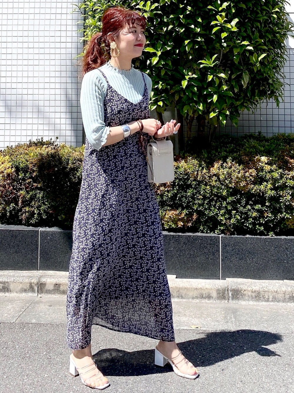 「シンプル、オトナカジュアル、大人コーデ、リラックススタイル、ワントーンコーデ、サンダル、夏コーデ、レイヤードスタイル、シアー、今日のコーデ」｜「archivesのダブル紐キャミワンピース（ワンピース、ブルー系）」を使った、archivesさん（レディース・157cm）の夏コーディネートの1枚目の写真