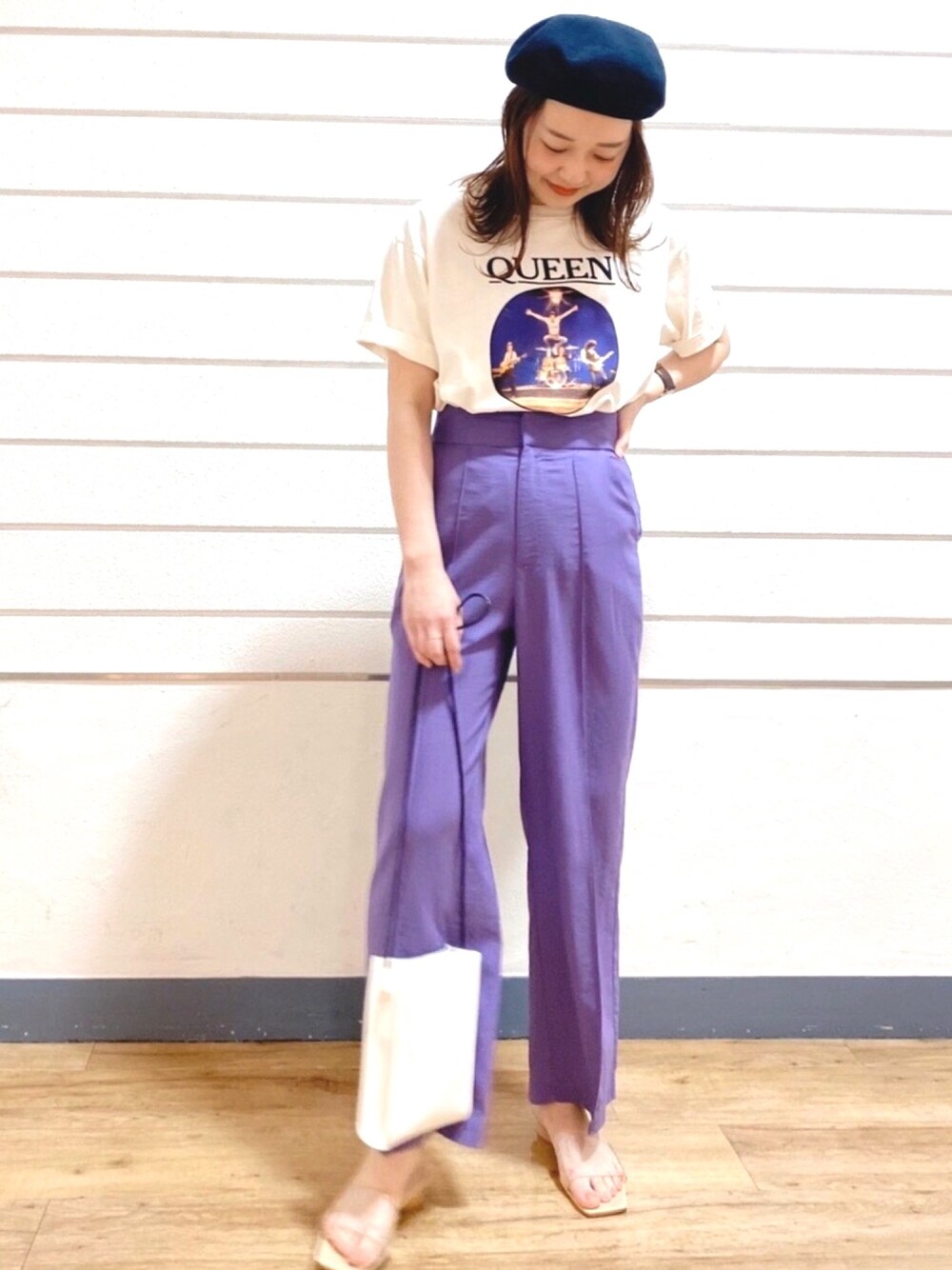 「夏コーデ、シンプル、パンツスタイル、Tシャツ、カジュアルコーデ、summer、ロゴT、今日のコーデ、夏、クリアサンダル」｜「archivesのバックレースアップセンタープレスパンツ（その他パンツ、パープル系）」を使った、archivesさん（レディース・158cm）の夏コーディネートの1枚目の写真