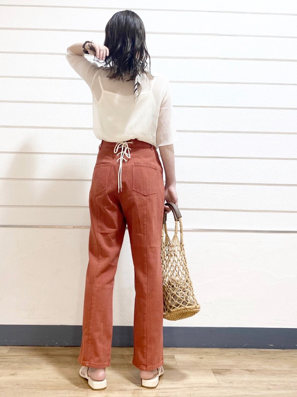 「シンプル、今日のコーデ、カジュアルコーデ、デニム、ワイドパンツ、カラーデニム、シアー、レースアップ、archivesのリラックスコーデ、カジュアル」｜「archivesのキャミ付きシアー楊柳半袖プルオーバー（Tシャツ/カットソー、ホワイト系）」を使った、archivesさん（レディース・160cm）の夏コーディネートの1枚目の写真