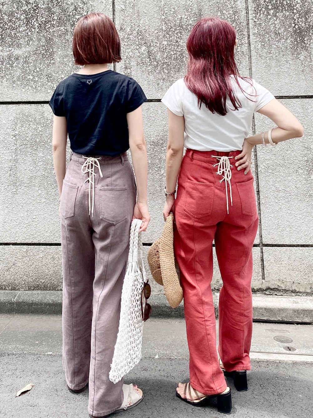 「シンプルコーデ、ラクチンコーデ、archivesのリラックスコーデ、オトナ女子、カジュアルコーデ、シンプル、デニムパンツ、カラーデニム、シミラールック、Tシャツ」｜「archivesのロゴ刺繍チビTee（Tシャツ/カットソー、ホワイト系）」を使った、archivesさん（レディース・158cm）の夏コーディネートの1枚目の写真