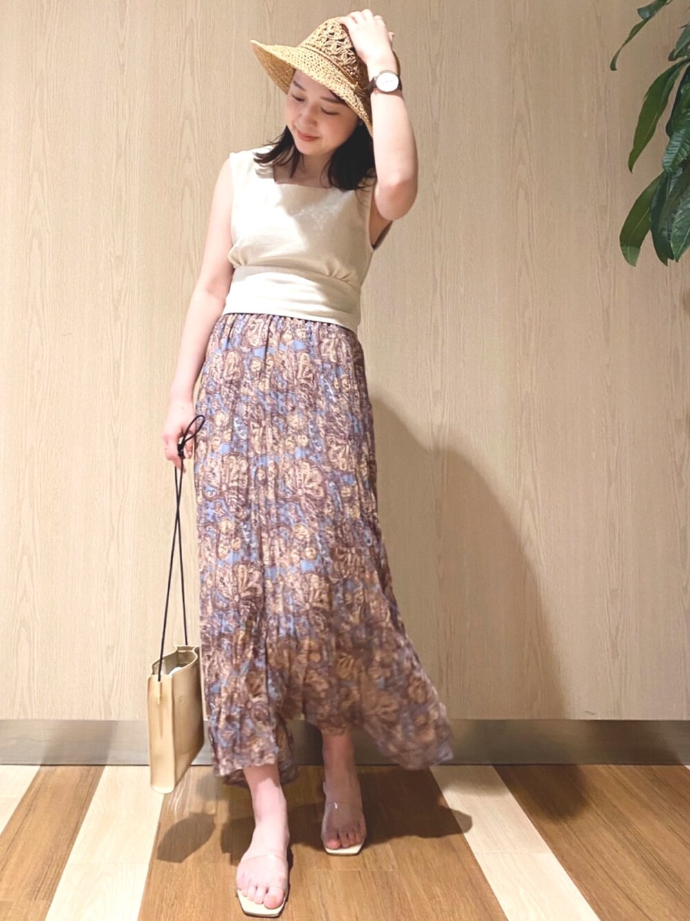 「夏コーデ、大人コーデ、休日スタイル、きれいめカジュアル、大人ガーリー、リラックススタイル、ノースリーブ、ペイズリー柄、archivesのリラックスコーデ、バックリボン」｜「archivesのバックリボンスクエアネックブラウス（シャツ/ブラウス、ホワイト系）」を使った、archivesさん（レディース・163cm）の夏コーディネートの1枚目の写真
