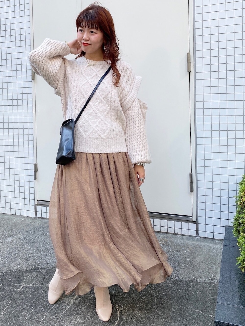 「秋のマイ旬スタイル、秋冬コーデ、ニットコーデ、スカート、大人ガーリー、淡色コーデ、ケーブルニット、シフォンスカート、ショートブーツ、シンプルコーデ」｜「archivesのスリーブスイッチケーブルニットPO（ニット/セーター、ホワイト系）」を使った、archivesさん（レディース・157cm）の秋コーディネートの1枚目の写真