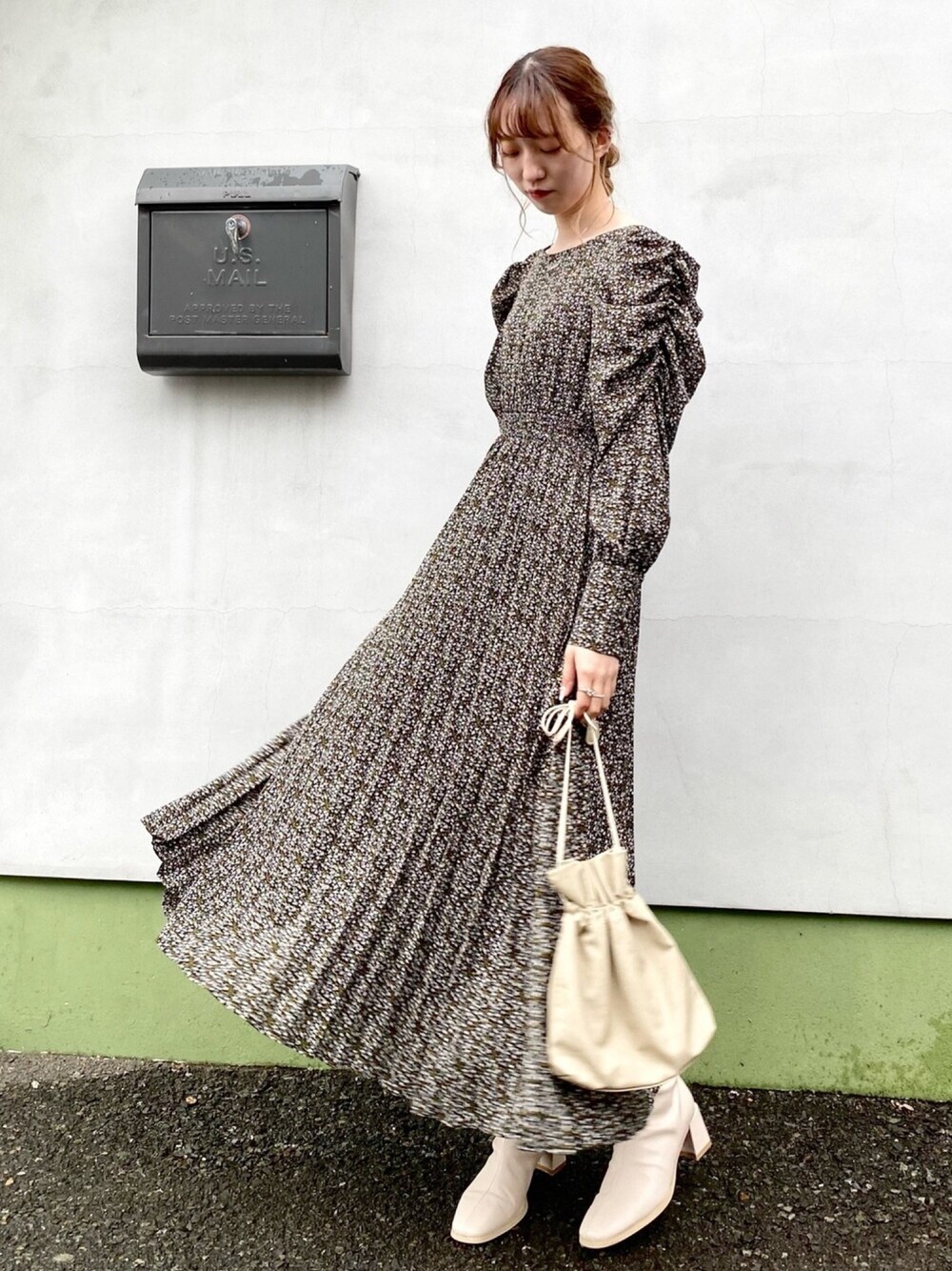 「秋冬コーデ、シンプル、オトナ女子、ショートブーツ、ワンピース、花柄ワンピース、パワショル、巾着バッグ、高身長女子、デートスタイル（WOMEN）」｜「archivesのパフスリーブプリーツワンピース（ワンピース、ブラック系）」を使った、archivesさん（レディース・166cm）の秋コーディネートの1枚目の写真