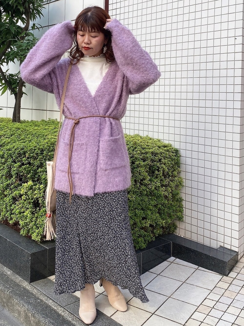 「ニットコーデ、冬コーデ、カーディガン、ピンク、花柄スカート、ベルト、ショートブーツ、淡色コーデ、ハイネック、大人カジュアル」｜「archivesのボタンレス起毛ロングカーディガン（カーディガン/ボレロ、パープル系）」を使った、archivesさん（レディース・157cm）の秋コーディネートの1枚目の写真