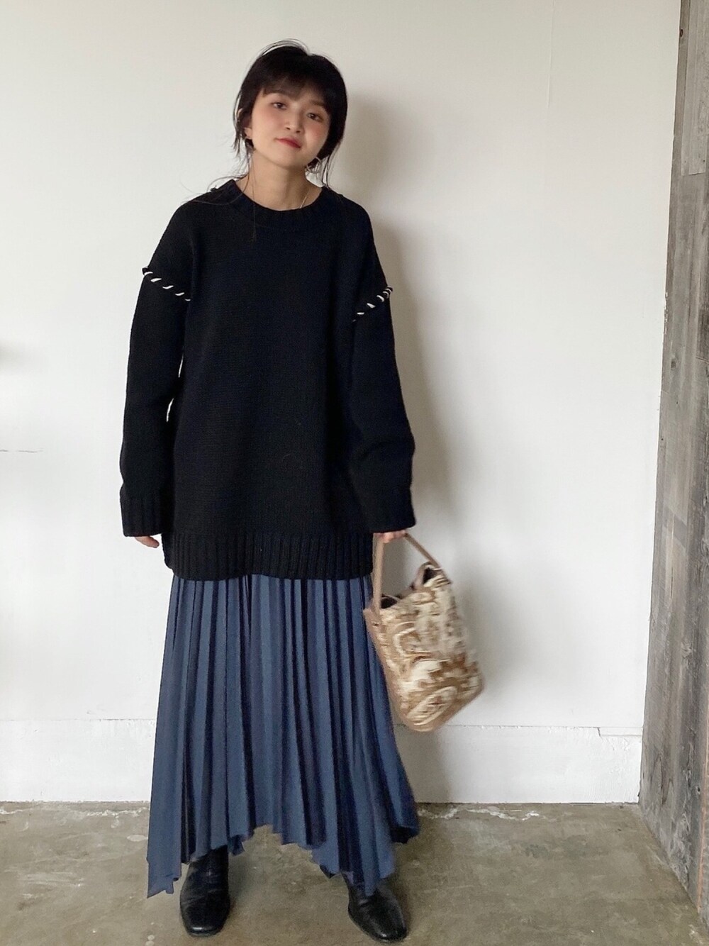 「休日スタイル、シンプル、オトナカジュアル、オーバーサイズ、低身長コーデ、モード、韓国ファッション、メンズライク、ステッチニット、ストリート」｜「archivesのステッチ入りBIGプルオーバー（ニット/セーター、ブラック系）」を使った、archivesさん（レディース・151cm）の秋コーディネートの1枚目の写真