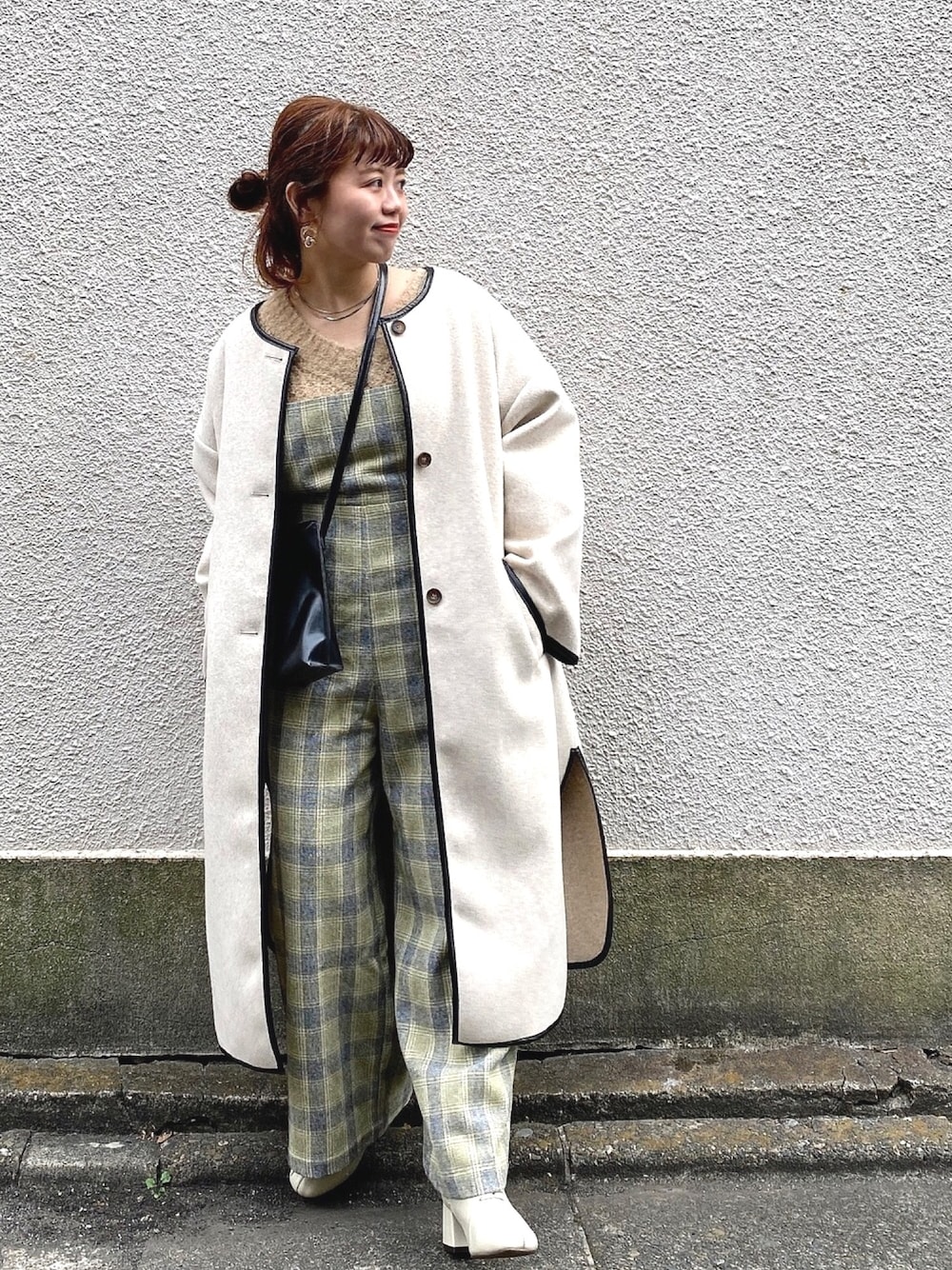 「大人カジュアル、ゆるコーデ、アウター、オーバーコート、ビッグシルエット、チェックサロペット、サロペット、ロンパース、オールインワン、パイピングコート」｜「archivesのライナー付きパイピングコート（その他アウター、ホワイト系）」を使った、archivesさん（レディース・157cm）の冬コーディネートの1枚目の写真
