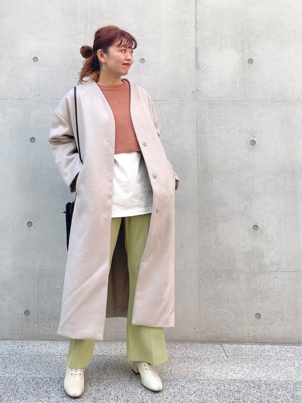 「大人女子、大人カジュアル、冬コーデ、カラーパンツ、ブーツ、レイヤードスタイル、ニット、ノーカラーコート、スラックス、ロングコート」｜「archivesの二重織りセンタープレススラックス（その他パンツ、グリーン系）」を使った、archivesさん（レディース・157cm）の冬コーディネートの1枚目の写真