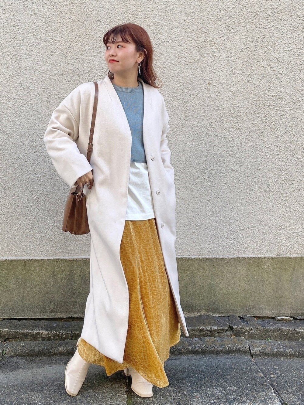 「あったかコーデ、オトナ女子、ブーツ、ニットコーデ、ゆるコーデ、花柄スカート、ロングコート、レイヤードスタイル、マスタード、ノーカラーコート」｜「archivesのＶネックコート（ノーカラーコート、ホワイト系）」を使った、archivesさん（レディース・157cm）の冬コーディネートの1枚目の写真
