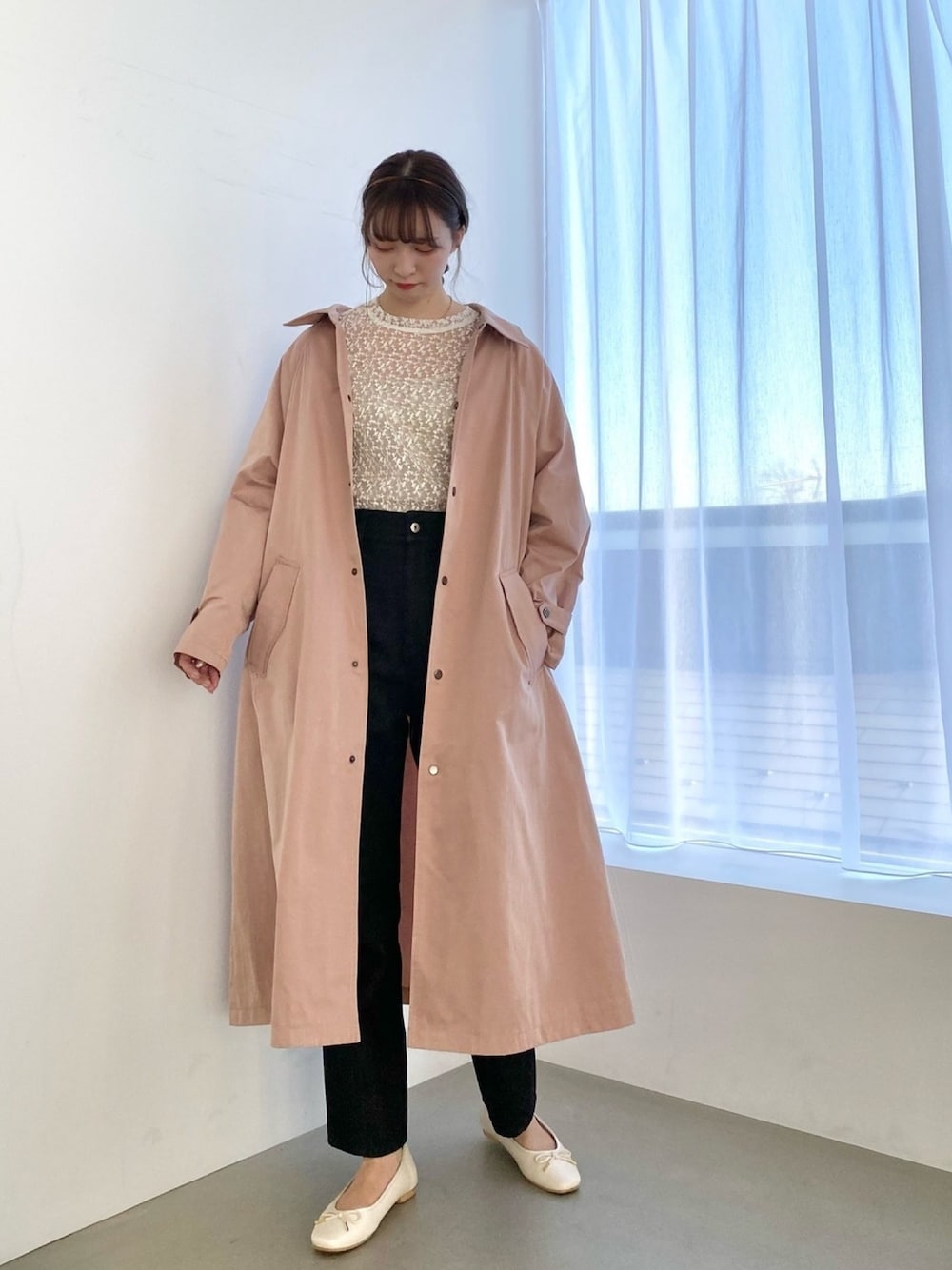 「ゆるコーデ、春コーデ、カジュアルコーデ、ステンカラーコート、バレエシューズ、スプリングコート、ピンクコーデ、高身長女子、高身長コーデ、レーストップス」｜「archivesのラグランステンカラーコート（ステンカラーコート、ピンク系）」を使った、archivesさん（レディース・166cm）の冬コーディネートの1枚目の写真