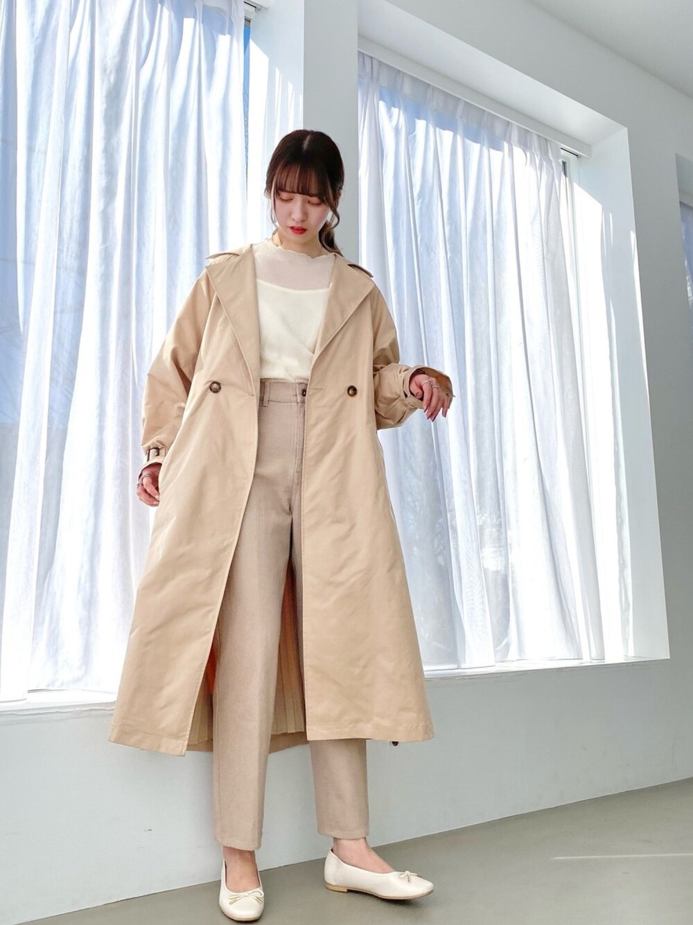 「パンツスタイル、カジュアル、大人ガーリー、#春コーデ、淡色コーデ、スクエアトゥ、春カラー、春アウター、トレンチコート、高身長女子」｜「archivesのバックプリーツトレンチコート（トレンチコート、ベージュ系）」を使った、archivesさん（レディース・166cm）の冬コーディネートの1枚目の写真