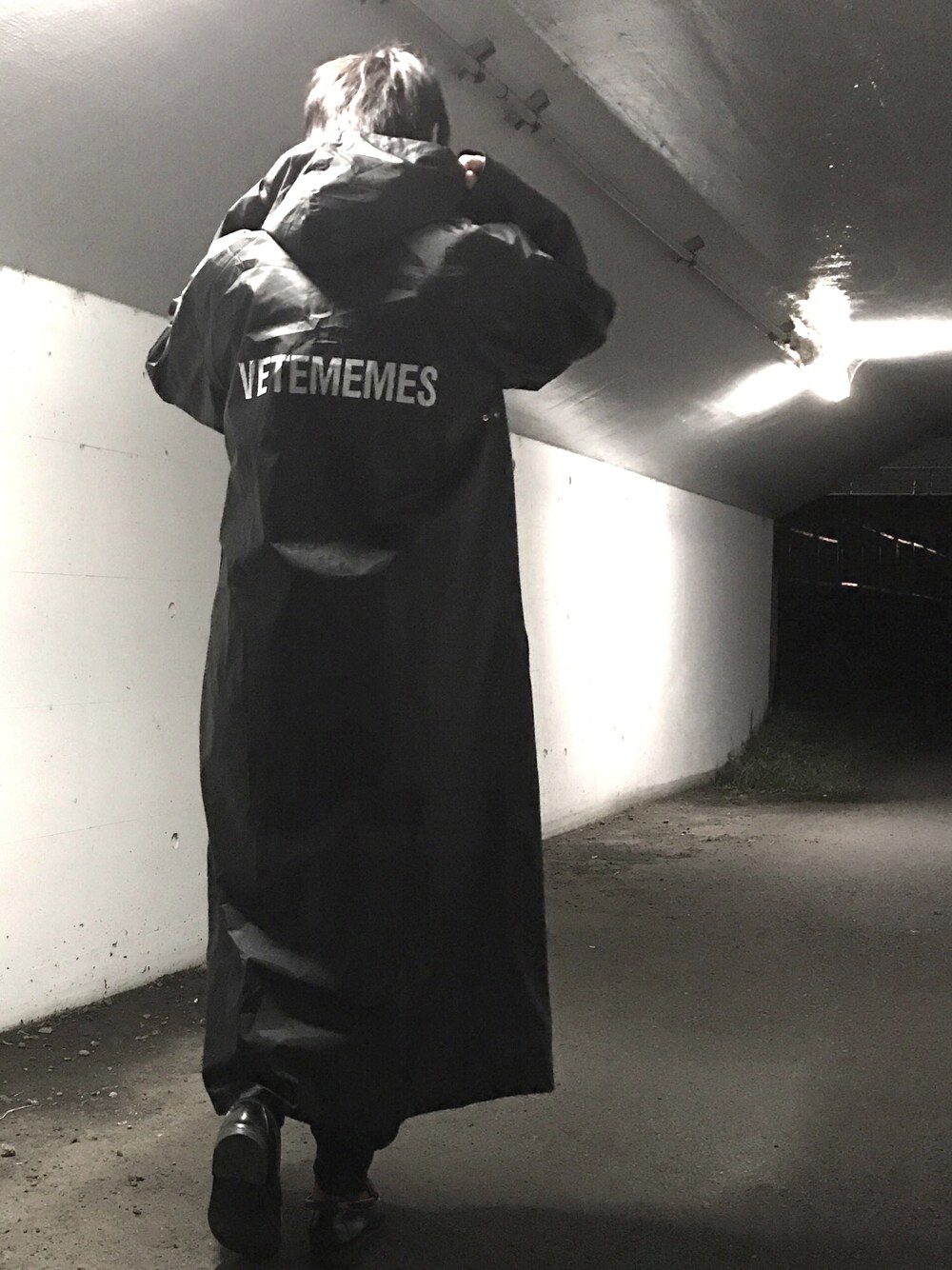 「黒、ブラック、レインコート、vetememes、Y-3、ストリート、モードストリート、シンプル、春コーデ、オールブラック」｜「vetememesのアイテム（ポンチョ、ブラック系）」を使った、Yuyaさん（メンズ・170cm）の春コーディネートの1枚目の写真