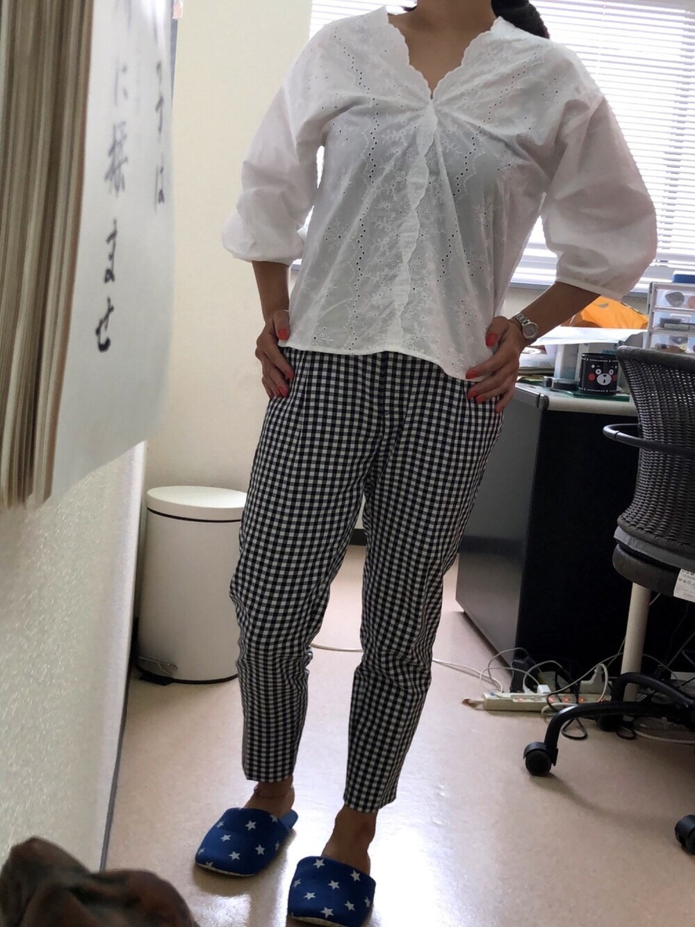 ホワイト系のシャツ/ブラウス、ブラック系のパンツを着用したキッズの春コーディネートの1枚目の写真