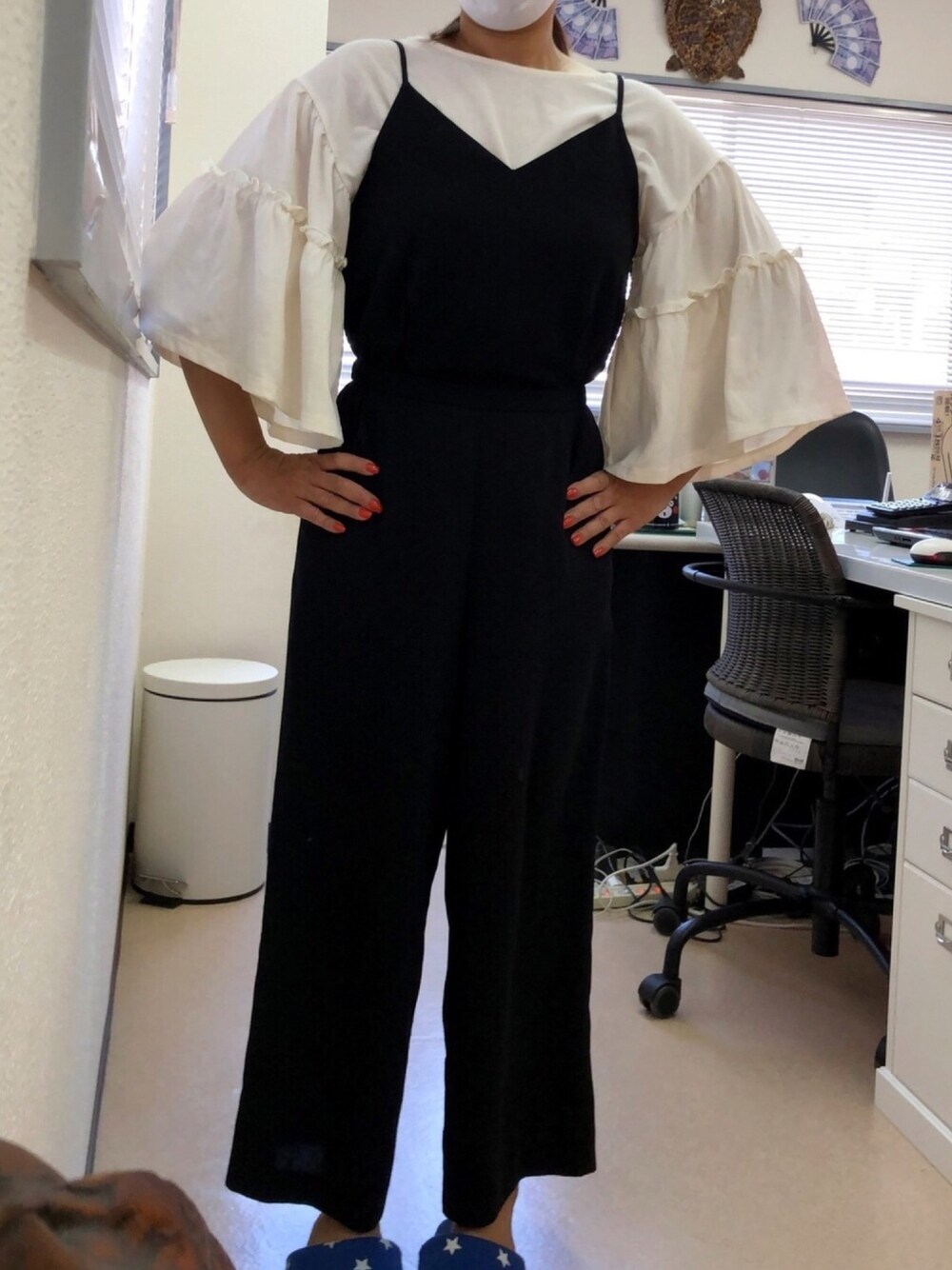 「お仕事コーデ」｜「earth music&ecologyのアイテム（Tシャツ/カットソー、ホワイト系）」を使った、おはなさん（キッズ・90cm）の春コーディネートの1枚目の写真