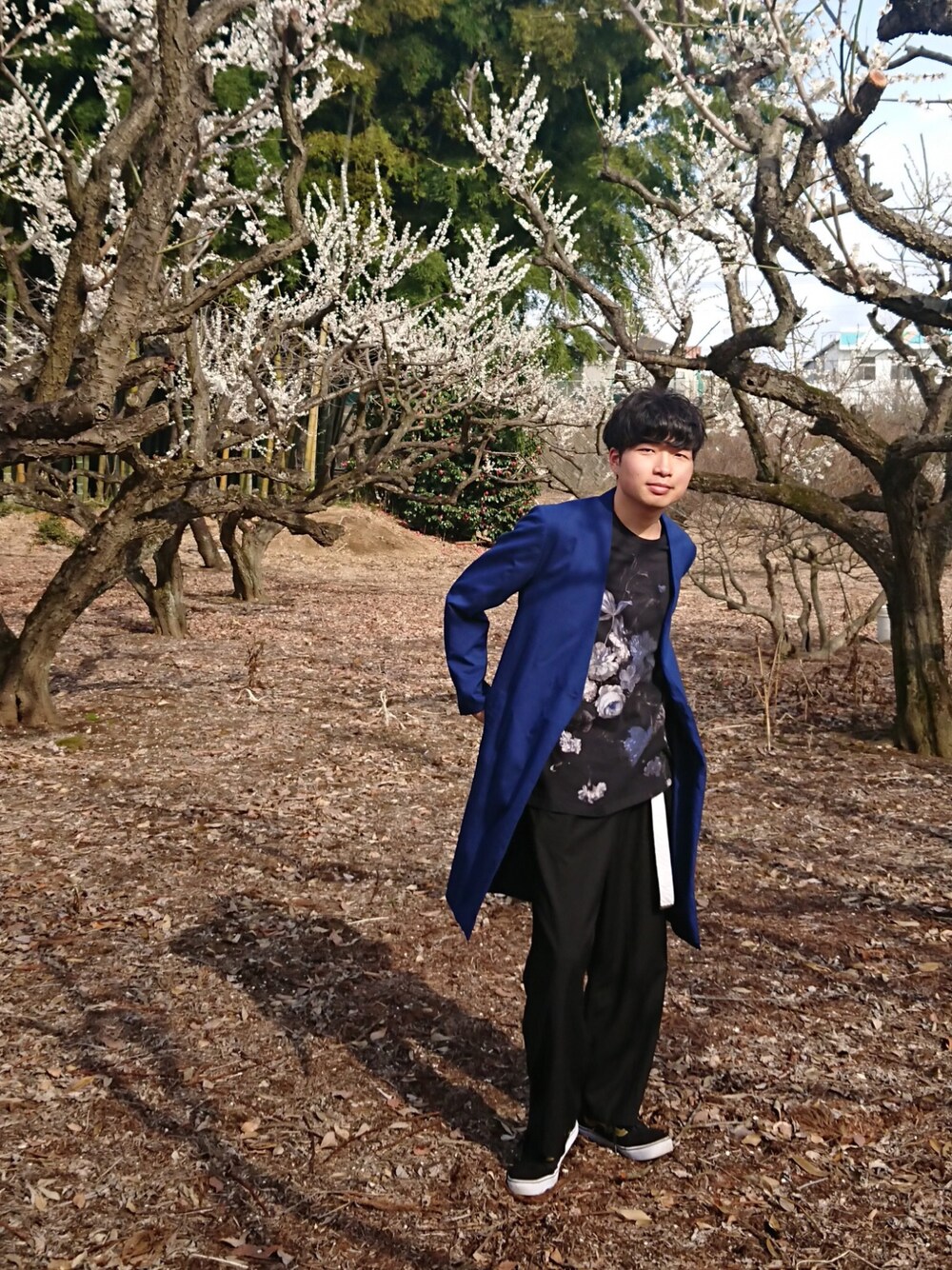 「きれいめカジュアル、いいね、save、フォローお願いします🤑、おしゃれさんと繋がりたい、黒、モード、HARE、LAD MUSICIAN、花柄」｜「HAREのアイテム（その他アウター、ブルー系）」を使った、yoさん（メンズ・172cm）の春コーディネートの1枚目の写真