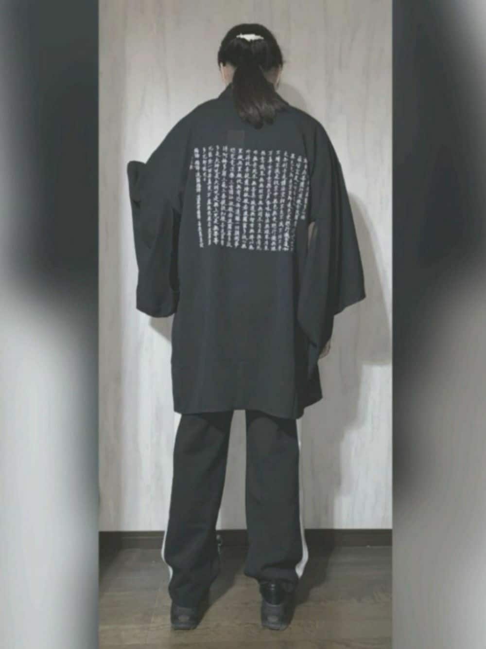 「全身黒、羽織」｜「PARADOXのアイテム（パンツ、ブラック系）」を使った、まる。さん（レディース・157cm）の春コーディネートの1枚目の写真