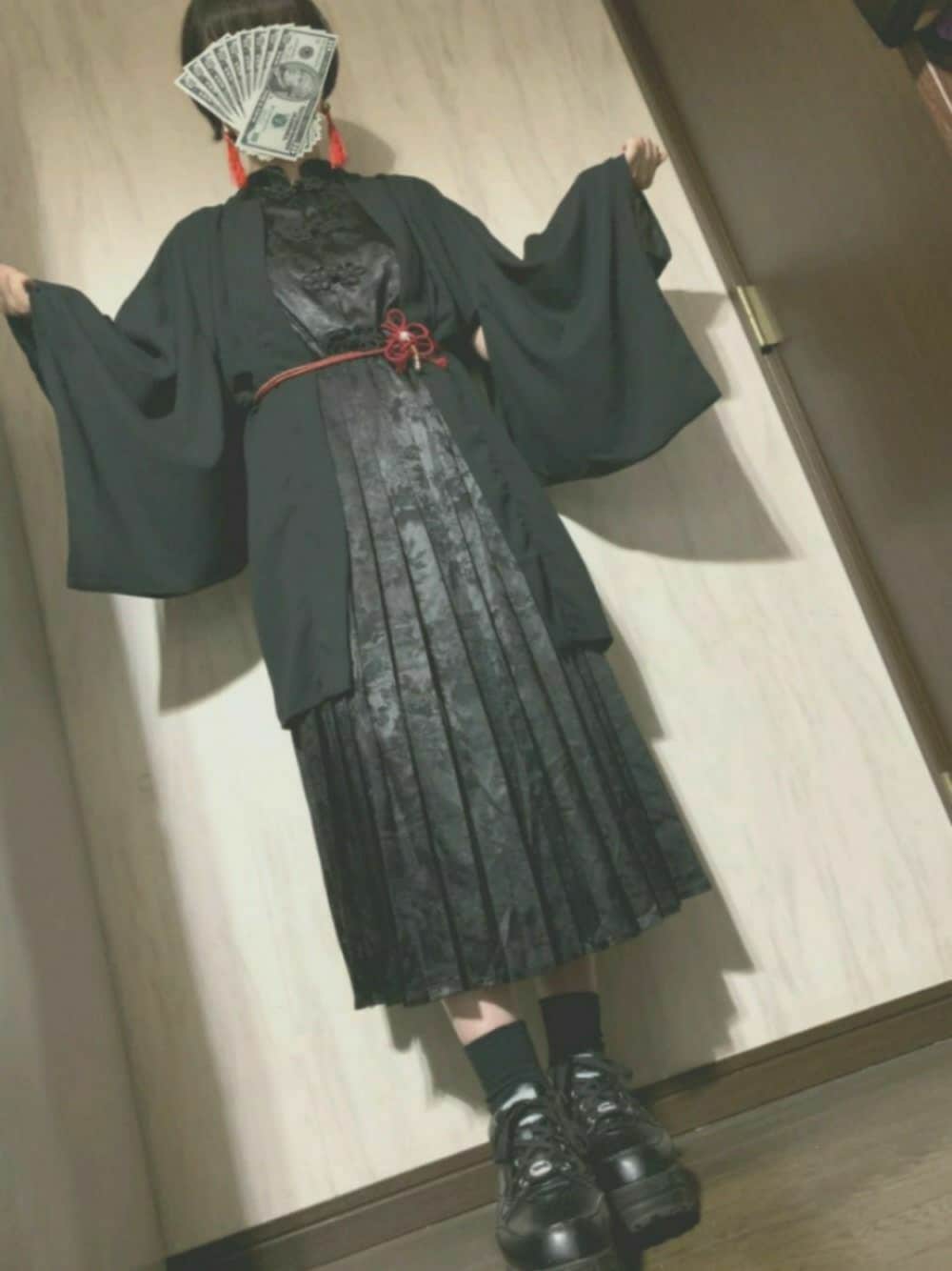 「全身黒、チャイナワンピース、和風、ゆびが1ぽん」｜「YOSUKEのyosuke / 厚底レースアップスニーカー (2800365)（スニーカー、ブラック系）」を使った、まる。さん（レディース・157cm）の夏コーディネートの1枚目の写真