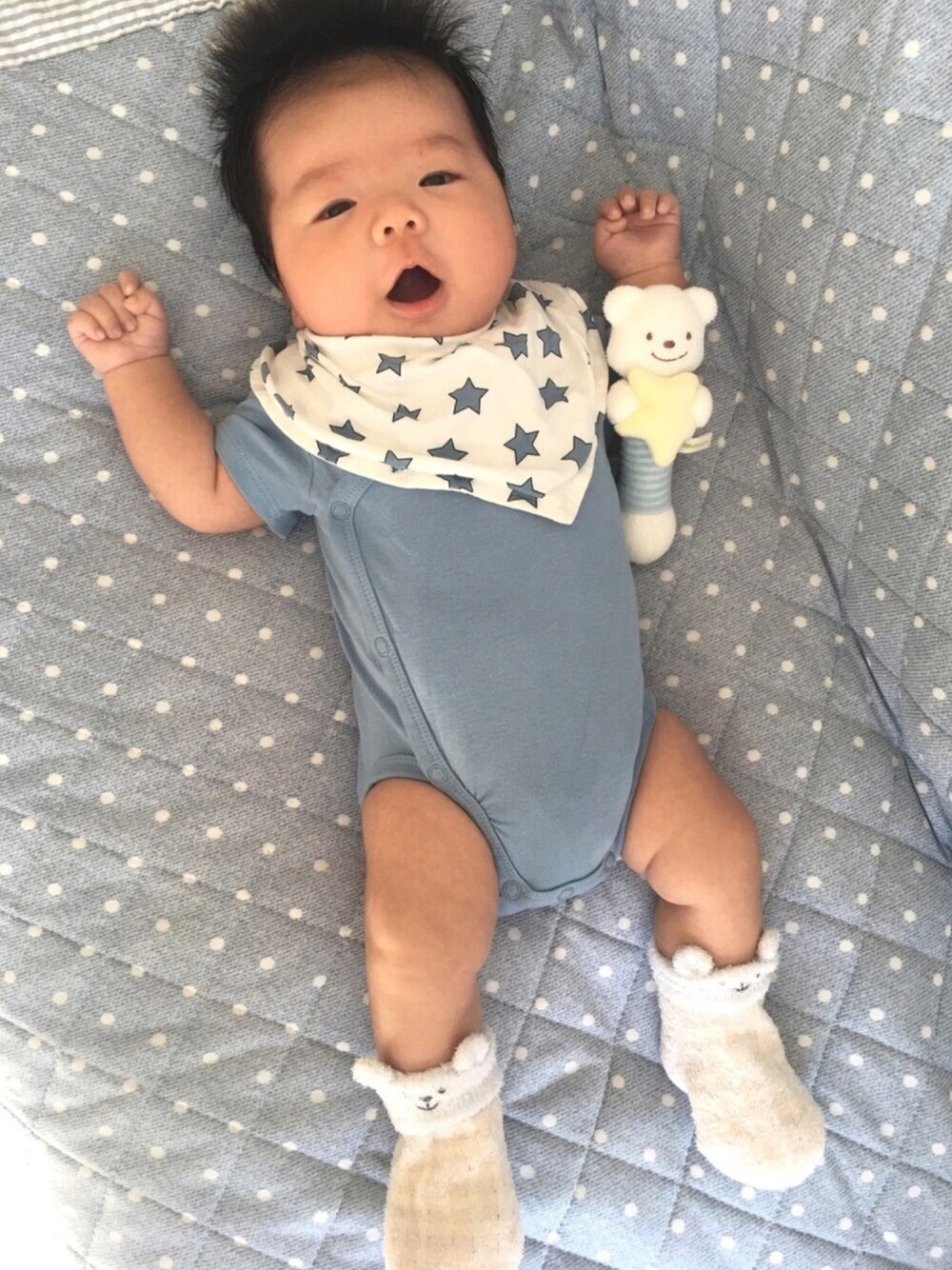 「男の子コーデ、男の子、ロンパース、生後1ヶ月、H&M baby、星柄、ジェラート　ピケ(gelato pique)、ブルーコーデ」｜「H&Mのアイテム（オールインワン・サロペット、ブルー系）」を使った、☆Rito☆さん（キッズ・60cm）の秋コーディネートの1枚目の写真