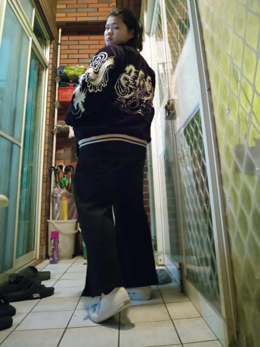 「vintage、casual、streetstyle、橫須賀、sukajan」｜「mo-boのアイテム（チノパンツ、ブラック系）」を使った、laiiiiiizerさん（レディース・159cm）の冬コーディネートの1枚目の写真