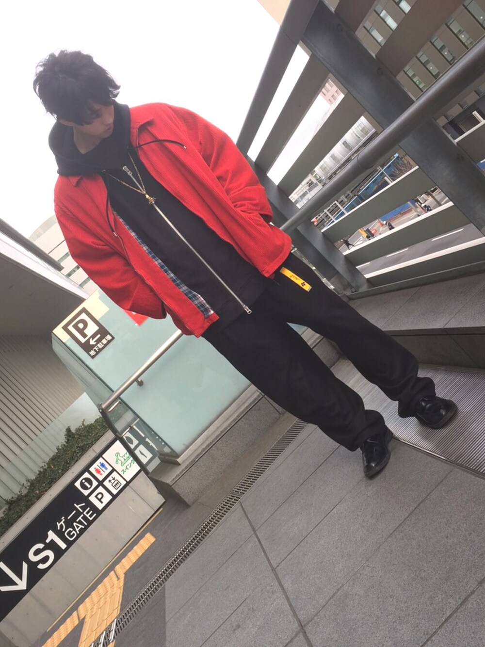 「Vivienne Westwood、ゆるコーデ、ワイドパンツ、シンプルコーデ」｜「PARADOXのアイテム（その他パンツ、ブラック系）」を使った、こばやしさん（メンズ・179cm）の冬コーディネートの1枚目の写真
