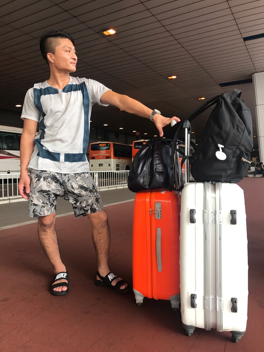 「KAZUYUKI KUMAGAI、NIKE、breitling、JAS.M.B 、ハーフパンツ、リーフ柄、タンジュン、夏休み」｜「BREITLINGのNAVITIMER01（アナログ腕時計、ホワイト系）」を使った、tsu→さん（メンズ・165cm）の夏コーディネートの1枚目の写真
