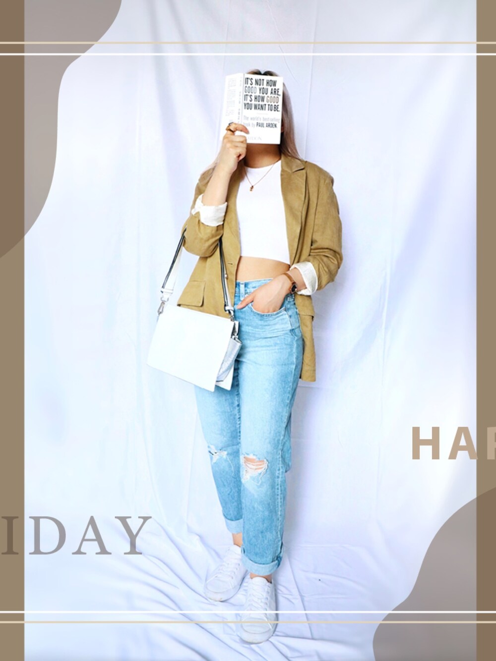 ブラック系のショルダーバッグ、ブルー系のデニムパンツ、ゴールド系のネックレスを着用したレディースの春コーディネートの1枚目の写真