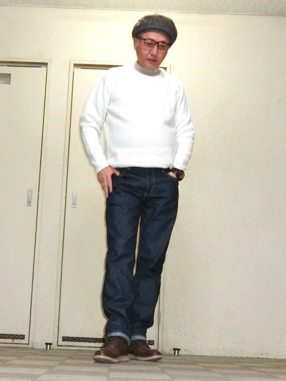 ブルー系のデニムパンツ、ホワイト系のニット/セーター、ブラウン系のブーツを着用したメンズの冬コーディネートの1枚目の写真