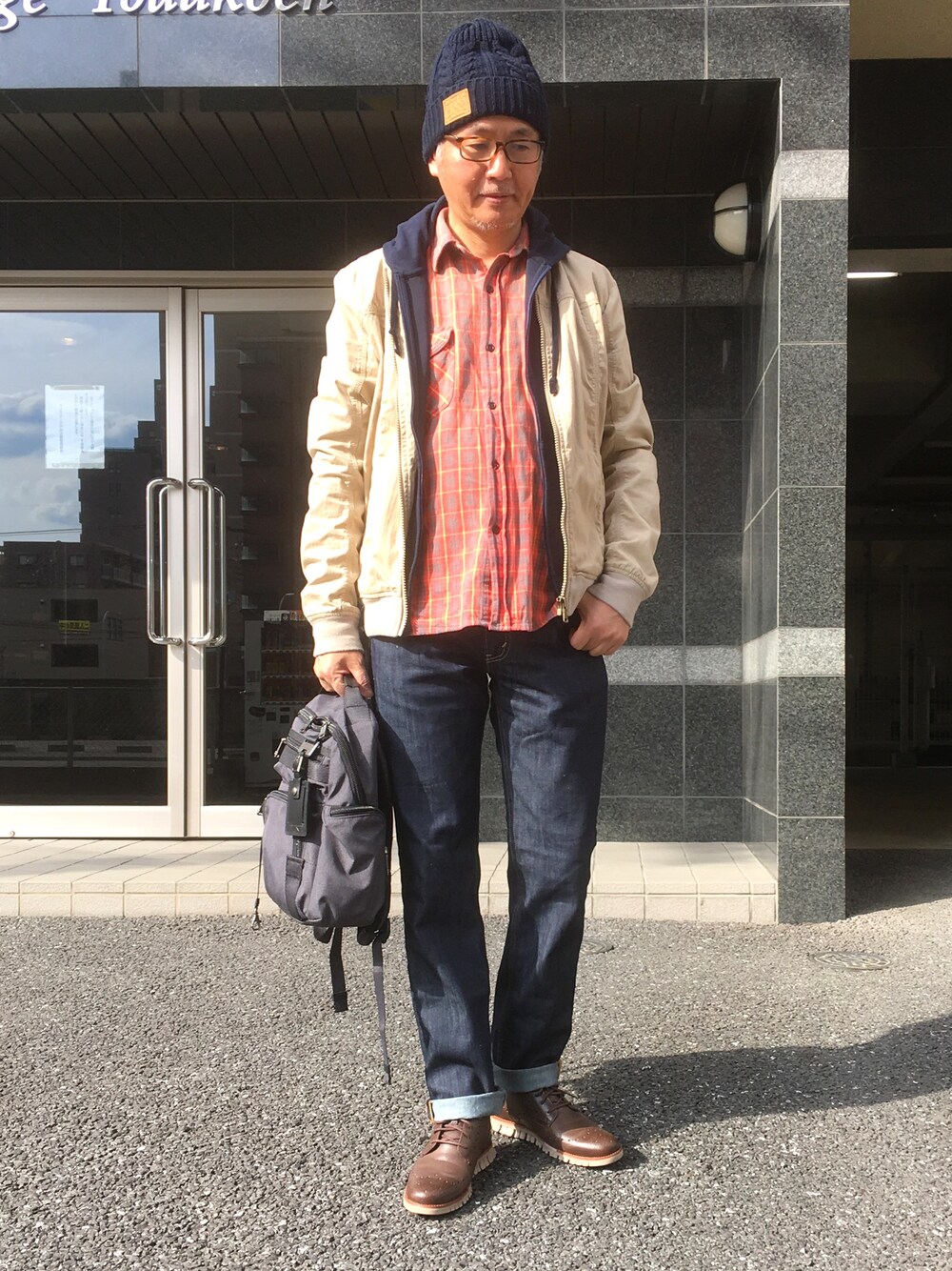 ブルー系のデニムパンツ、ベージュ系のミリタリージャケット、その他のシャツ/ブラウスを着用したメンズの冬コーディネートの1枚目の写真