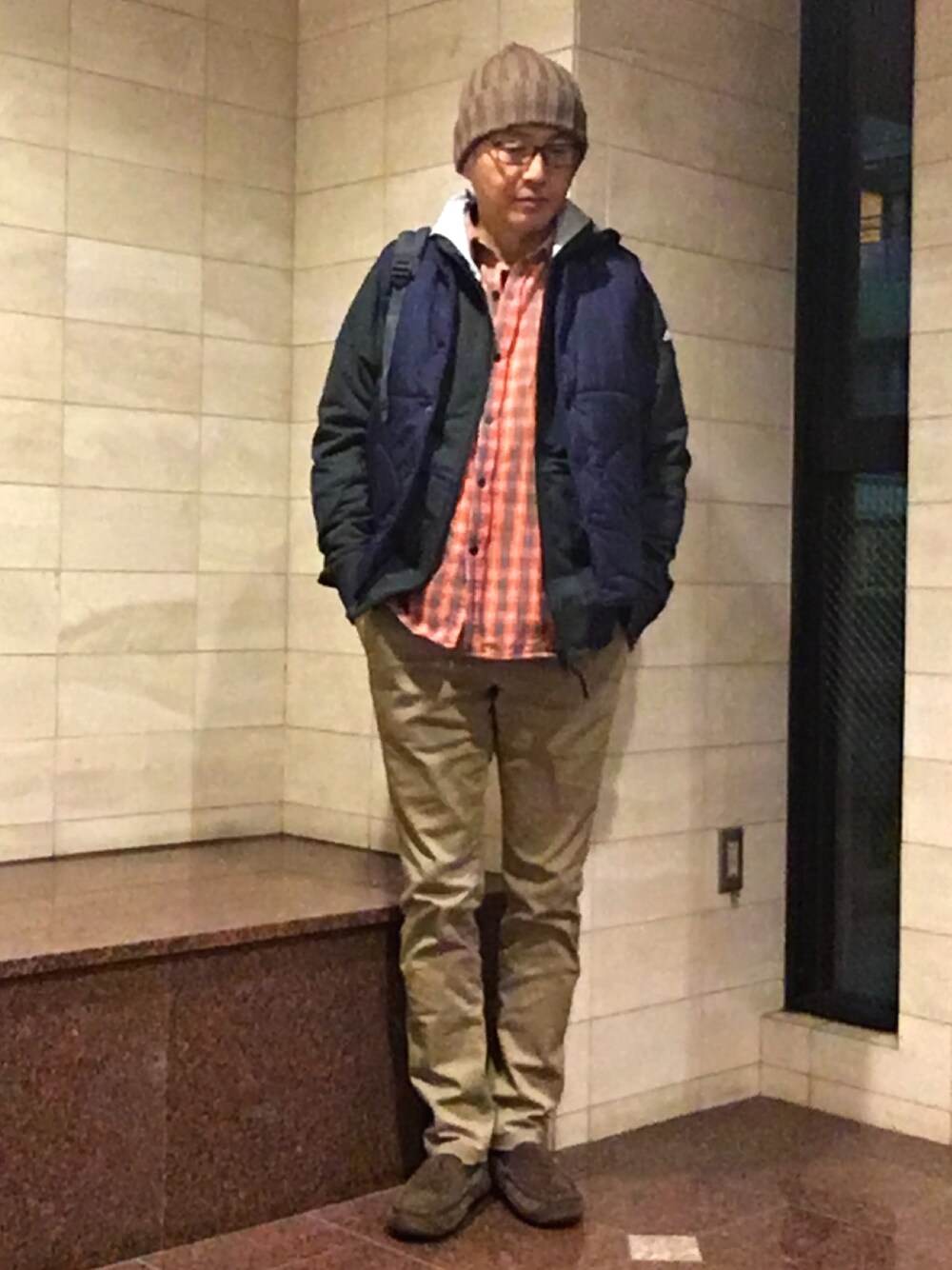 ブルー系のダウンベスト、その他のシャツ/ブラウス、ベージュ系のチノパンツを着用したメンズの春コーディネートの1枚目の写真