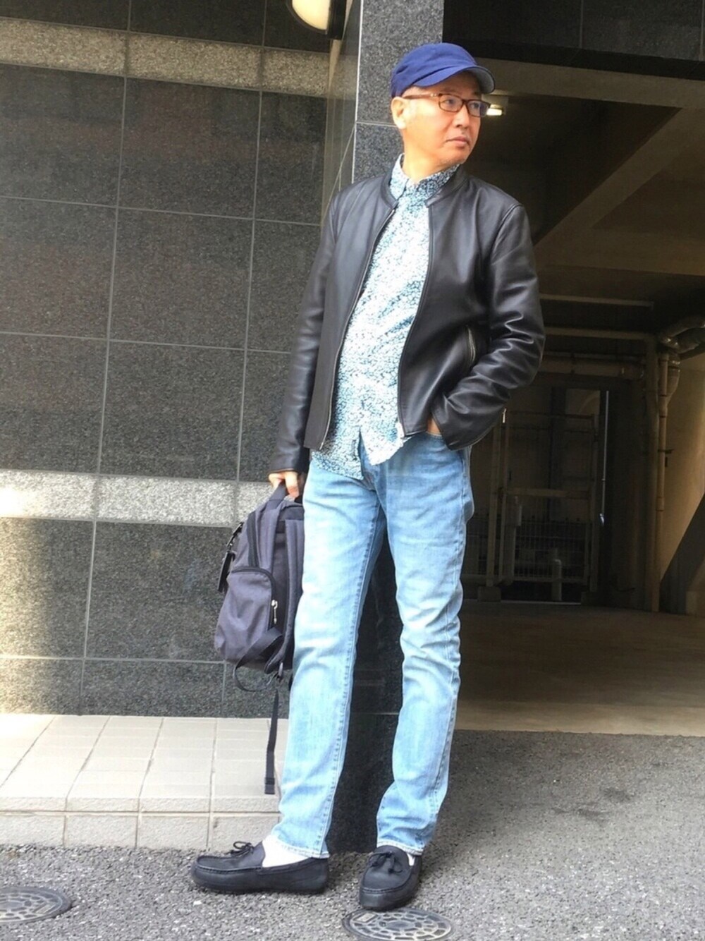 「スキニー、シャツスタイル、キャップ、デニムパンツ、ライダース、リュック、花柄、モカシン」｜「Levi'sのアイテム（デニムパンツ、ブルー系）」を使った、HiRo🇺🇸さん（メンズ・178cm）の春コーディネートの1枚目の写真