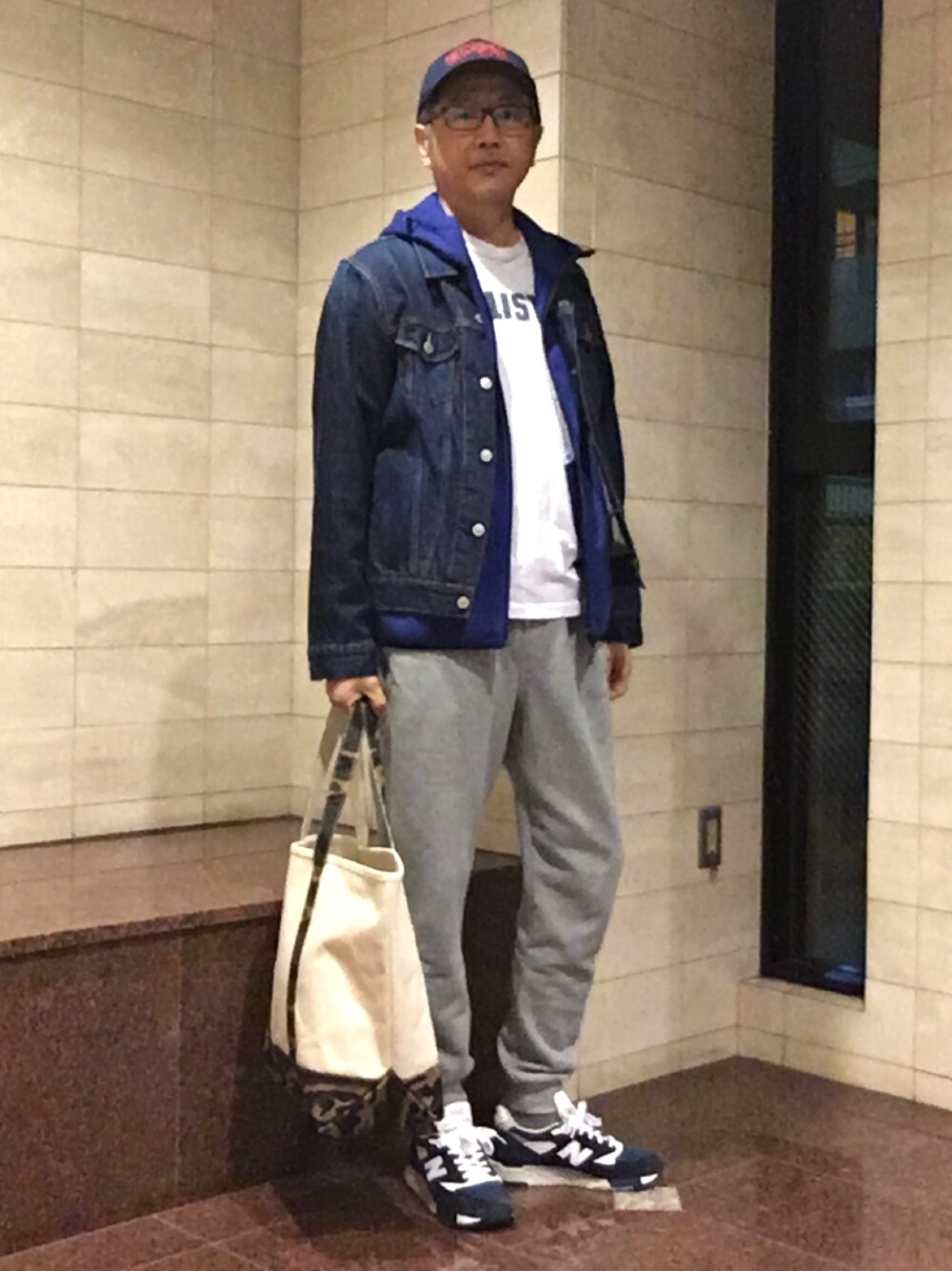 「デニム、ラフ、パーカー、キャップ、スウェット、スニーカー、ニューバランス、GU、Tシャツ」｜「無印良品のアイテム（デニムジャケット、ブルー系）」を使った、HiRo🇺🇸さん（メンズ・178cm）の春コーディネートの1枚目の写真