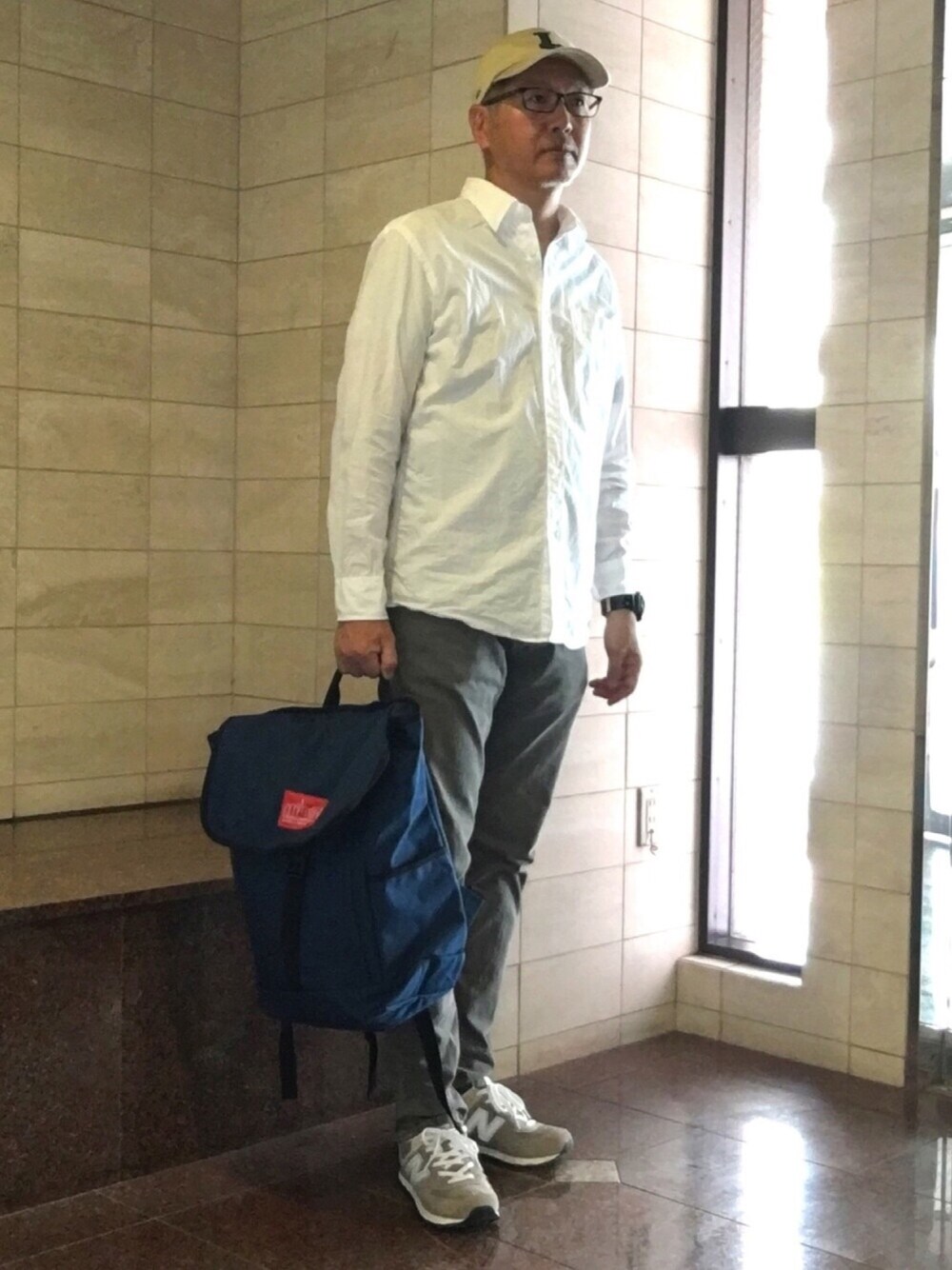 ホワイト系のシャツ/ブラウス、グレー系のデニムパンツ、ブルー系のバックパック/リュックを着用したメンズの春コーディネートの1枚目の写真