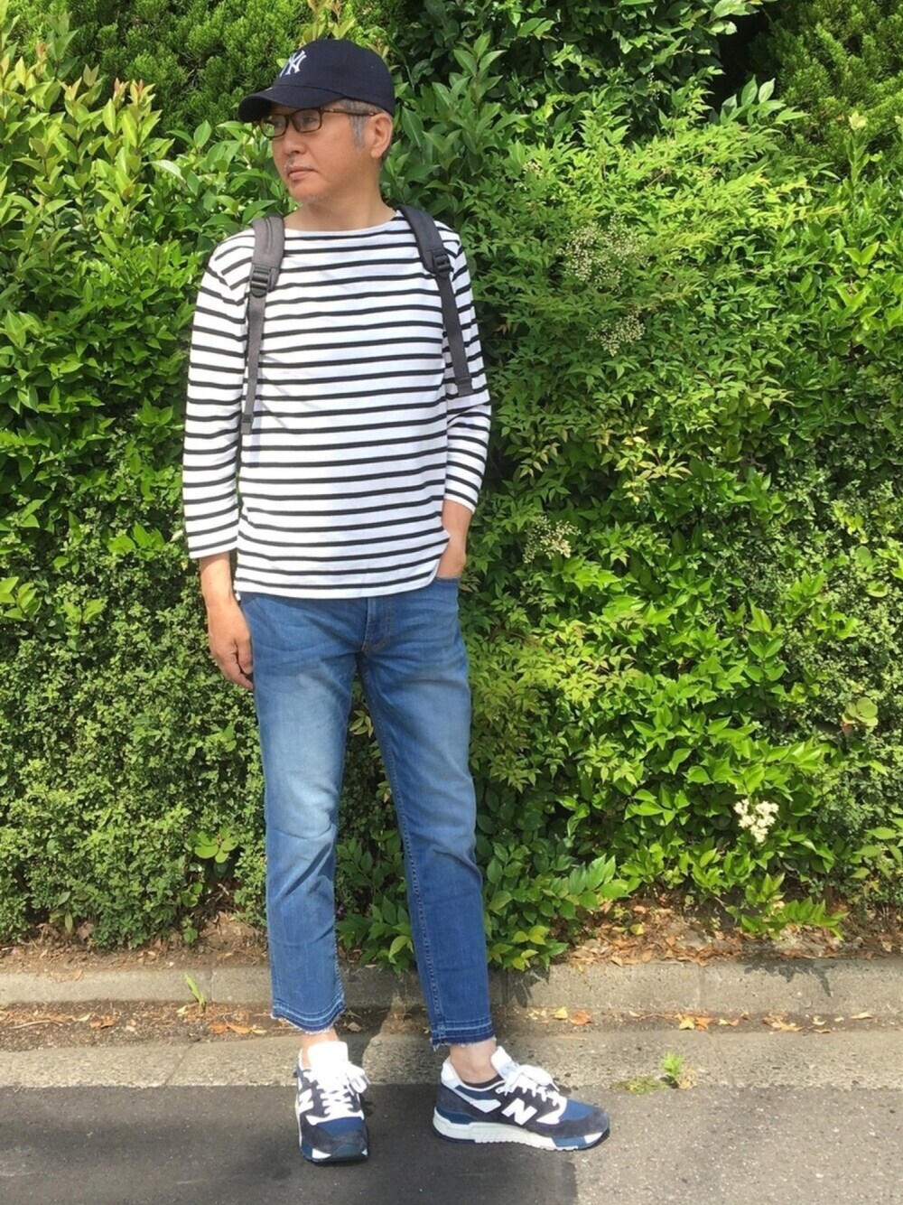 ホワイト系のTシャツ/カットソー、ブルー系のデニムパンツ、ブルー系のスニーカーを着用したメンズの春コーディネートの1枚目の写真