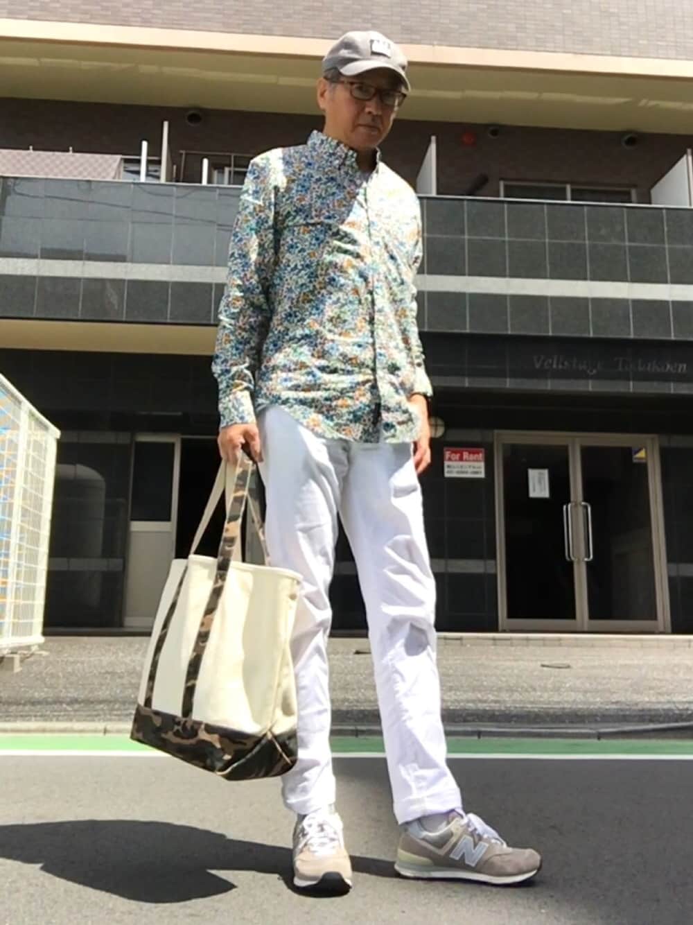 「カジュアル、夏、花柄、シャツスタイル、デニム、スニーカー、キャップ、トートバッグ」｜「American EagleのAEOプリントシャツ（シャツ/ブラウス、その他）」を使った、HiRo🇺🇸さん（メンズ・178cm）の夏コーディネートの1枚目の写真