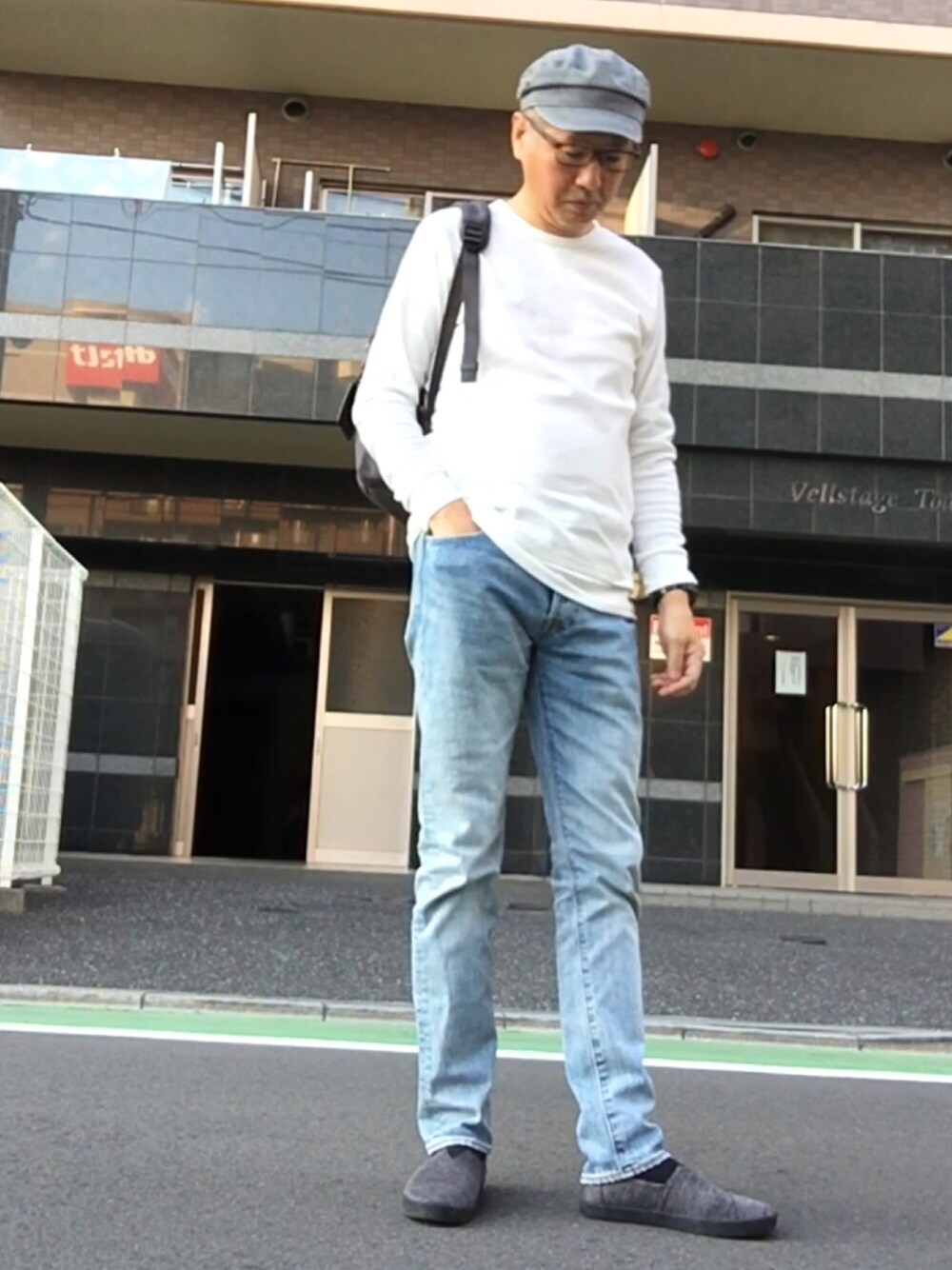 「シンプルコーデ、オトナカジュアル、レイヤードスタイル、Tシャツ、スキニーデニム、リーバイス、キャスケット、スリッポン、ロングTシャツ、グレー」｜「HAMNETTの【HAMNETT】 バイアスジャガードT / カットソー（Tシャツ/カットソー、ホワイト系）」を使った、HiRo🇺🇸さん（メンズ・178cm）の夏コーディネートの1枚目の写真
