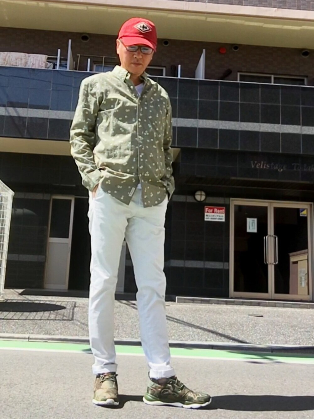 「休日スタイル、GU、スニーカー、迷彩、チノパン、シャツスタイル、スキニー、キャップ、リーボック(Reebok)、花柄」｜「ReebokのREEBOK/FURYLITE CC（スニーカー、グリーン系）」を使った、HiRo🇺🇸さん（メンズ・178cm）の夏コーディネートの1枚目の写真
