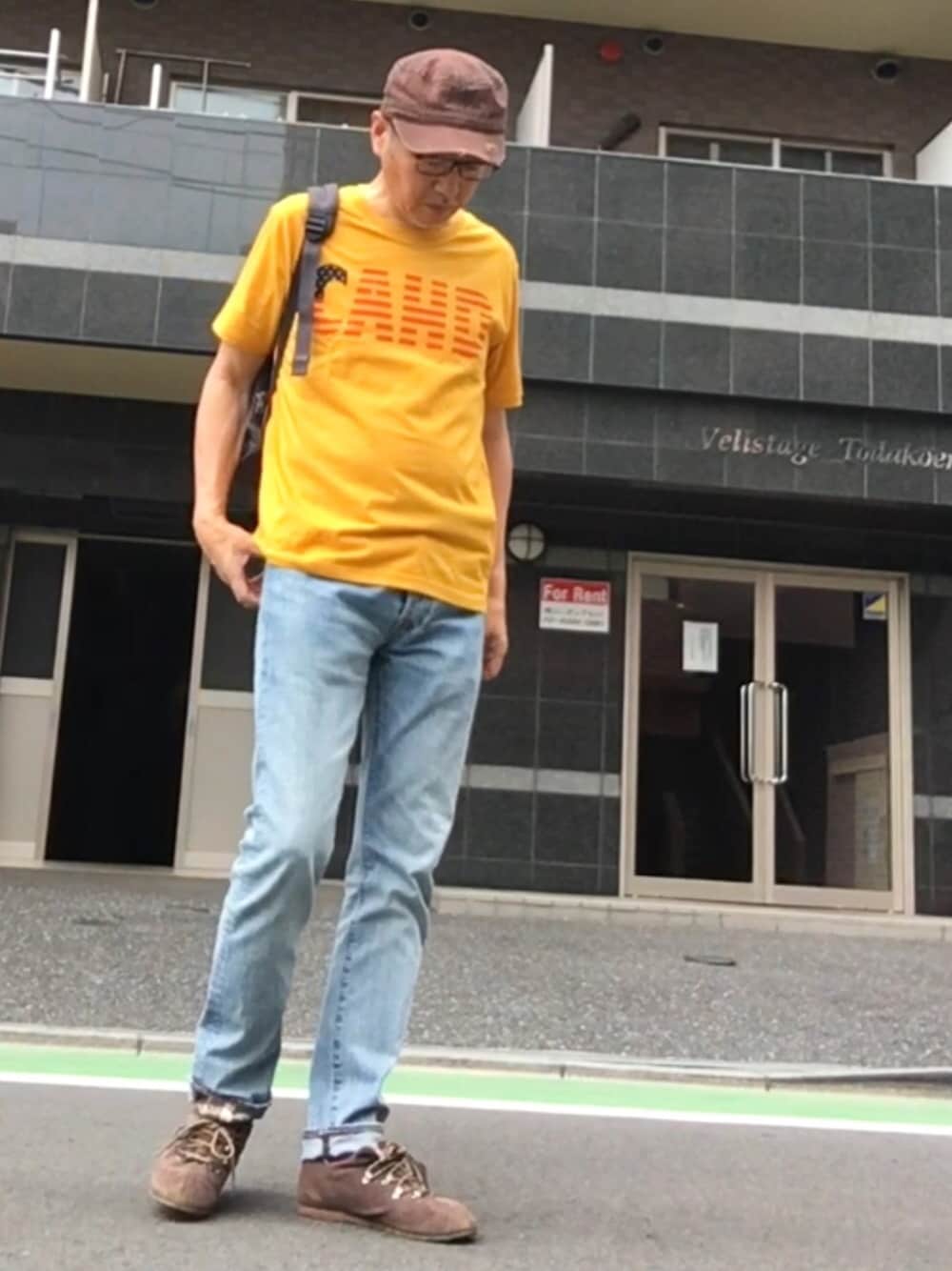 「休日スタイル、Tシャツ、デニム、スキニーデニム、オニツカタイガー、イエロー、キャップ」｜「RODEO CROWNS WIDE BOWLのCAHD ロゴ Tシャツ（Tシャツ/カットソー、イエロー系）」を使った、HiRo🇺🇸さん（メンズ・178cm）の夏コーディネートの1枚目の写真