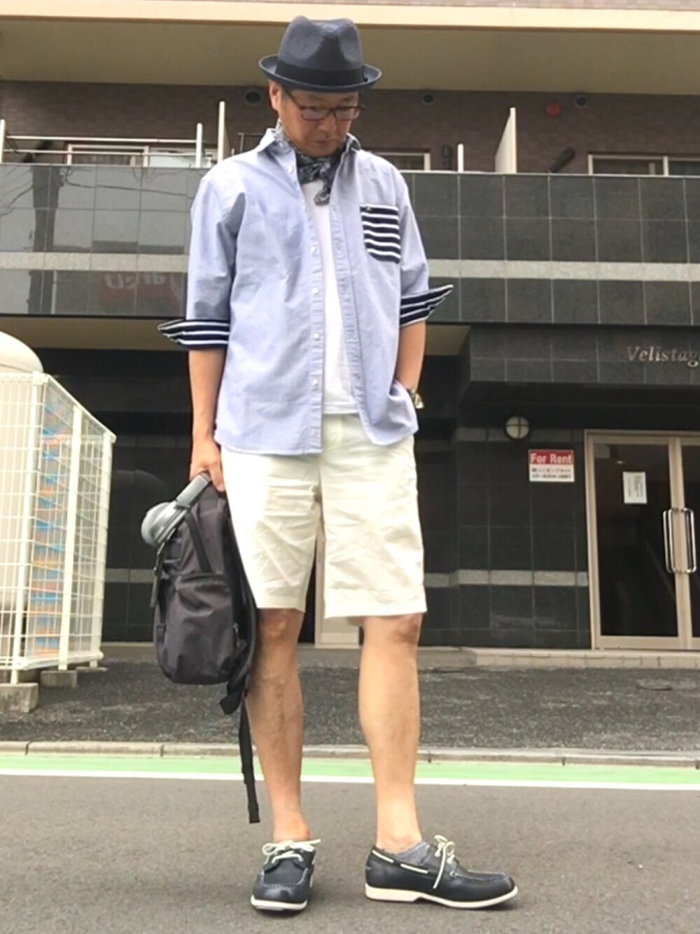 ブルー系のシャツ/ブラウス、ホワイト系のその他パンツ、ブルー系のモカシン/デッキシューズを着用したメンズの夏コーディネートの1枚目の写真