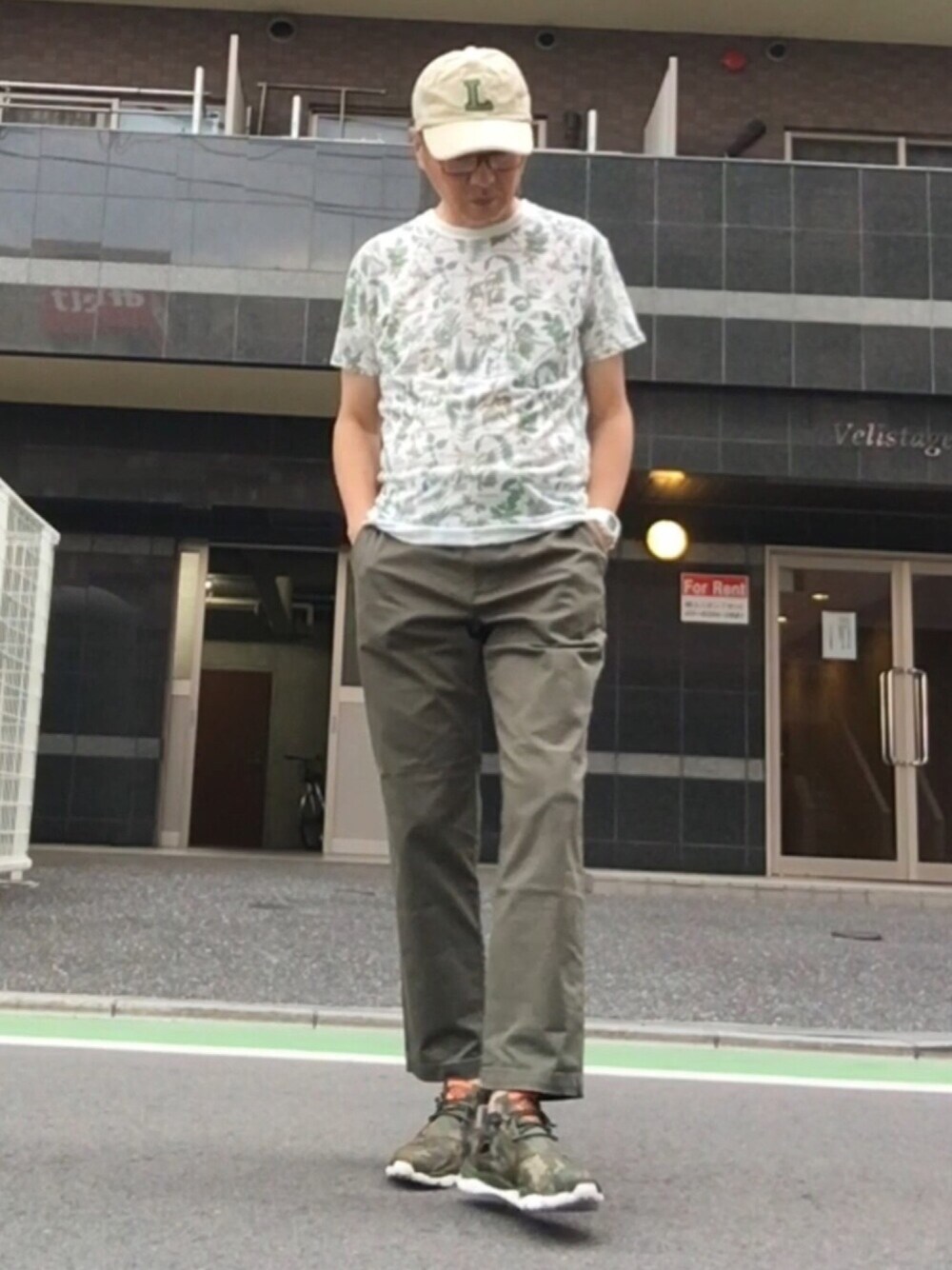 「夏コーデ、シンプル、休日スタイル、カジュアル、スニーカー、チノパン、カーキ、ボタニカル柄、キャップ」｜「B:MING by BEAMSの【SMART 6月号掲載】【FINEBOYS 6月号掲載】ビーミング by ビームス / ボタニカルプリントT（Tシャツ/カットソー、ホワイト系）」を使った、HiRo🇺🇸さん（メンズ・178cm）の夏コーディネートの1枚目の写真